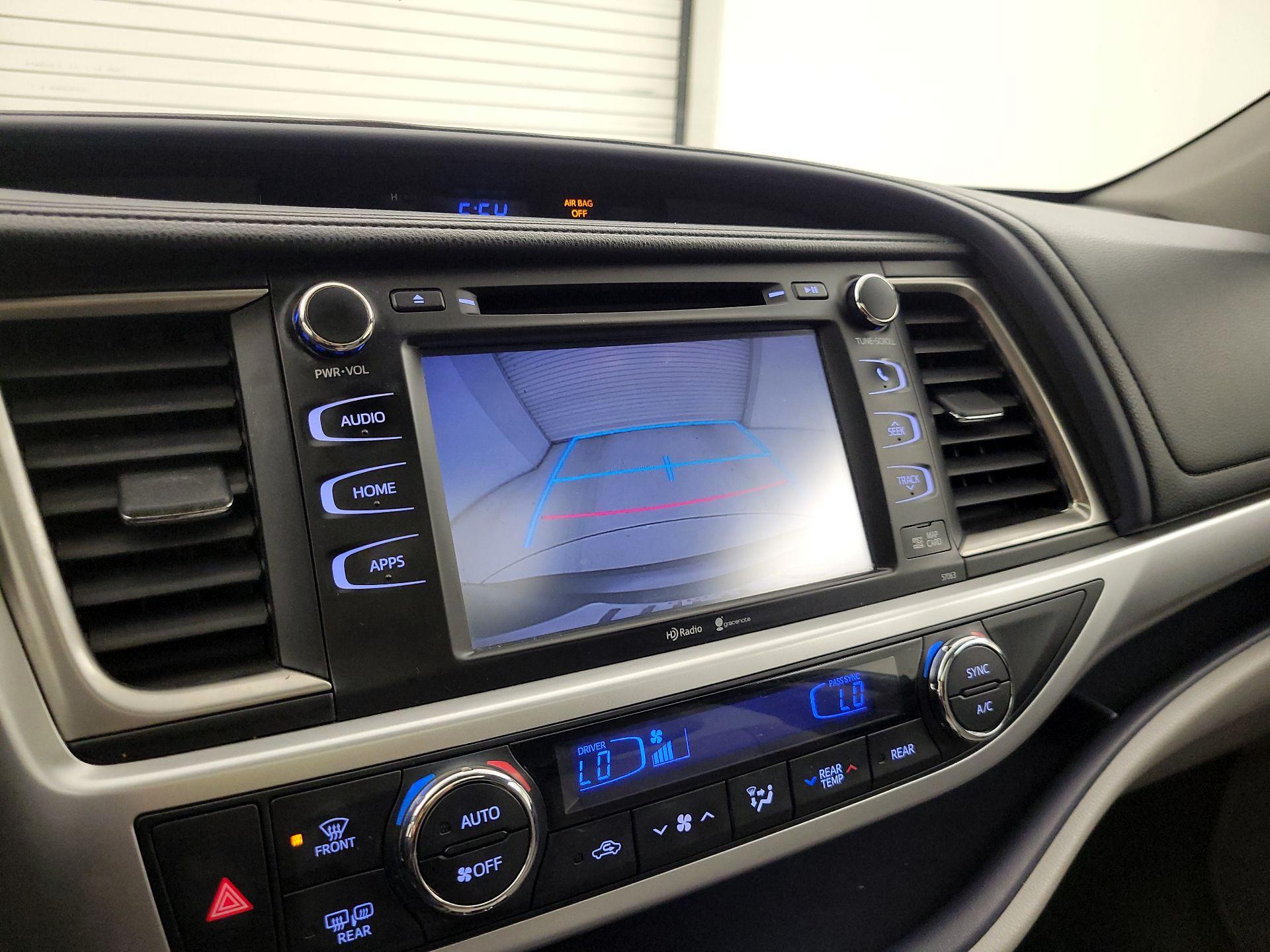 Thumbnail: 2015 Toyota Highlander - 14