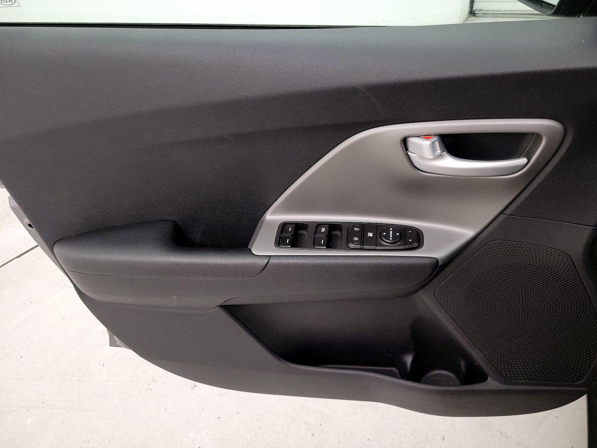 Thumbnail: 2017 Kia Niro - 12