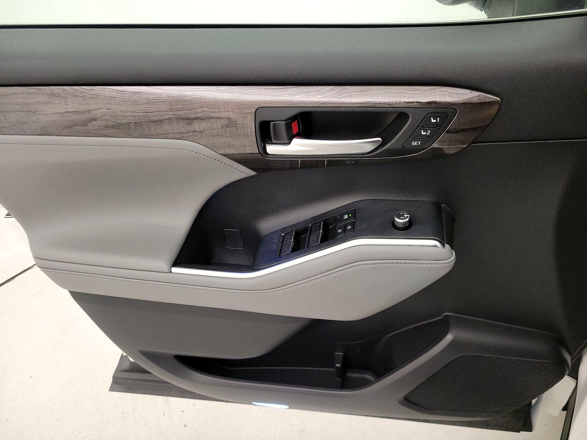 Thumbnail: 2020 Toyota Highlander - 12
