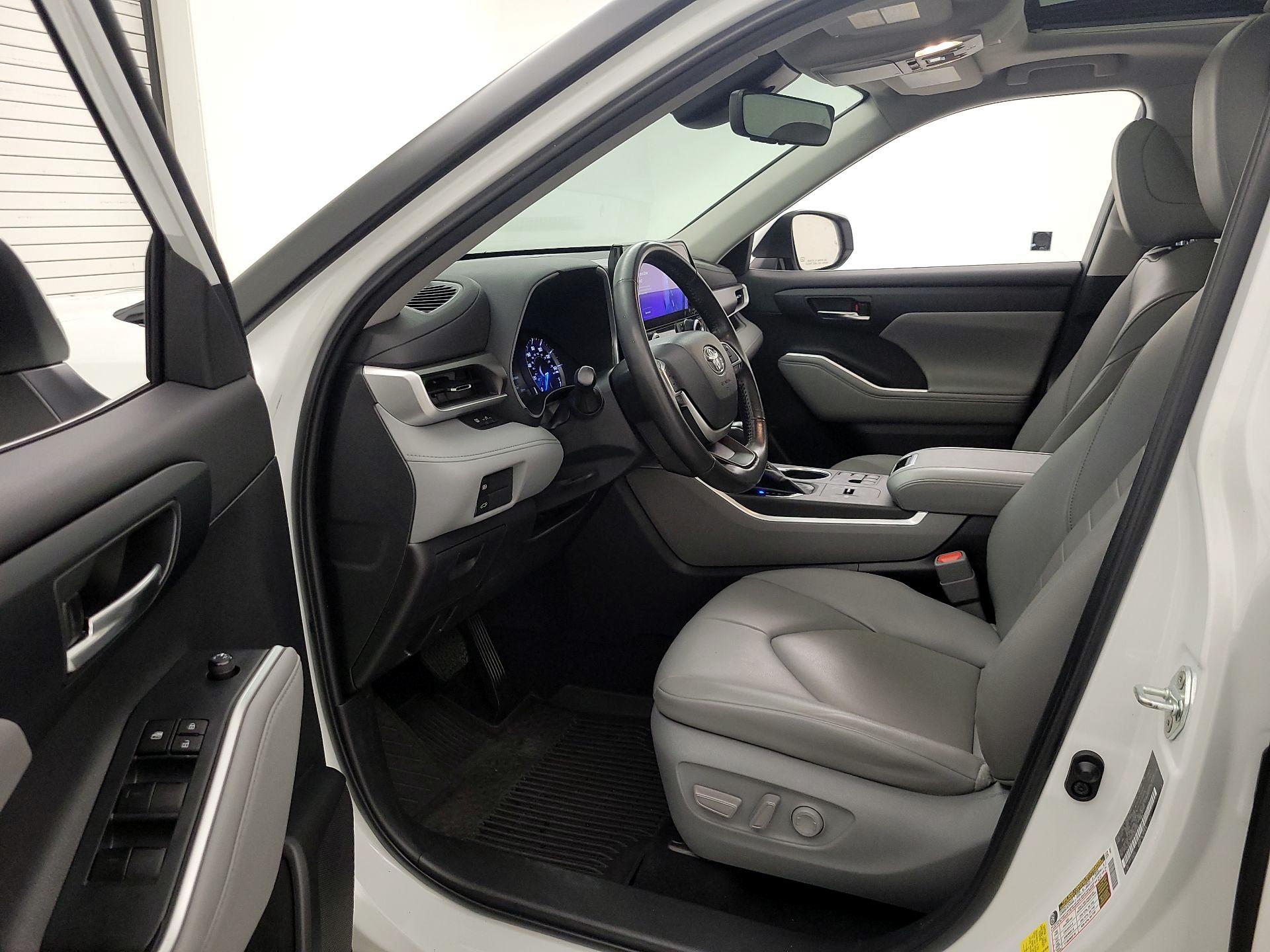 Thumbnail: 2023 Toyota Highlander - 11