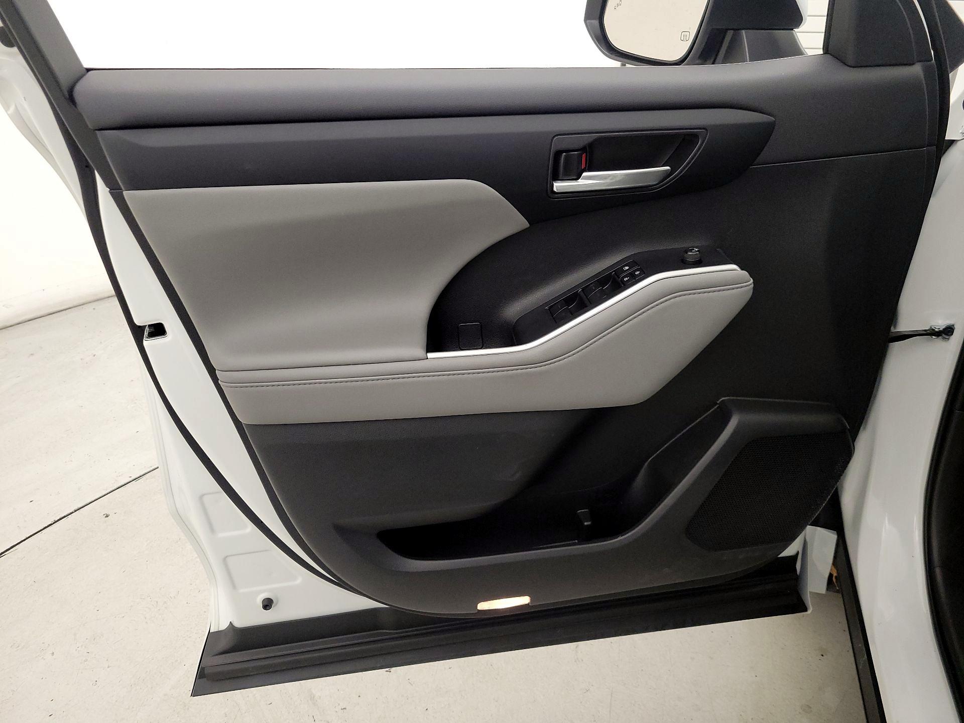 Thumbnail: 2023 Toyota Highlander - 12