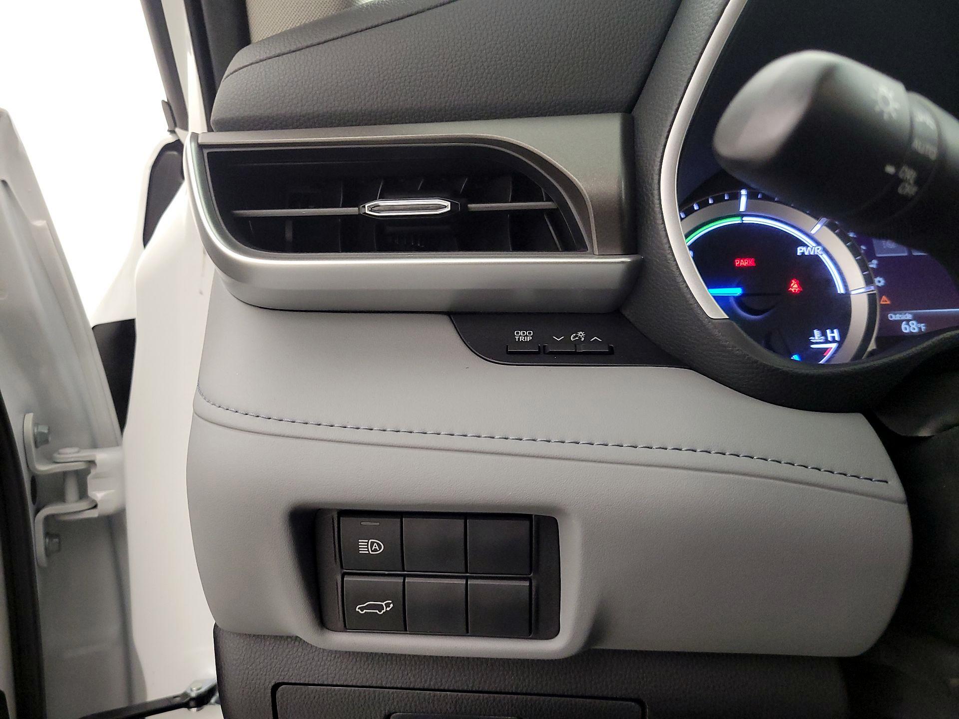 Thumbnail: 2023 Toyota Highlander - 13