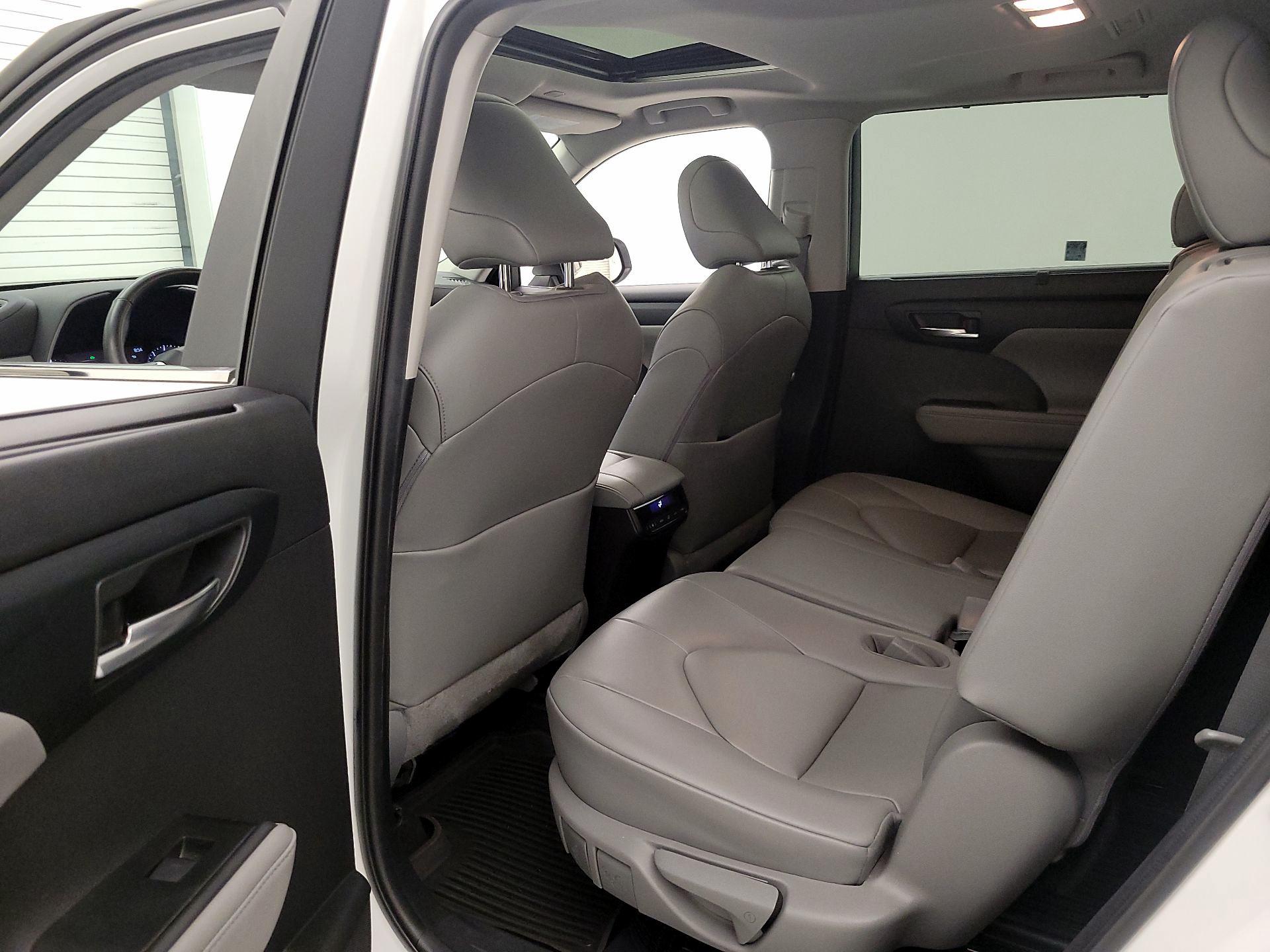 Thumbnail: 2023 Toyota Highlander - 20