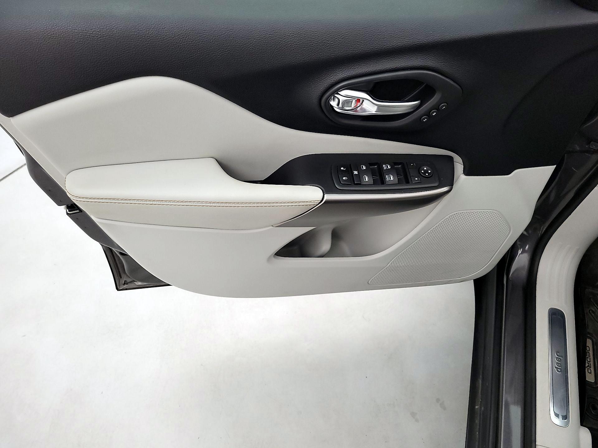 Thumbnail: 2020 Jeep Cherokee - 12