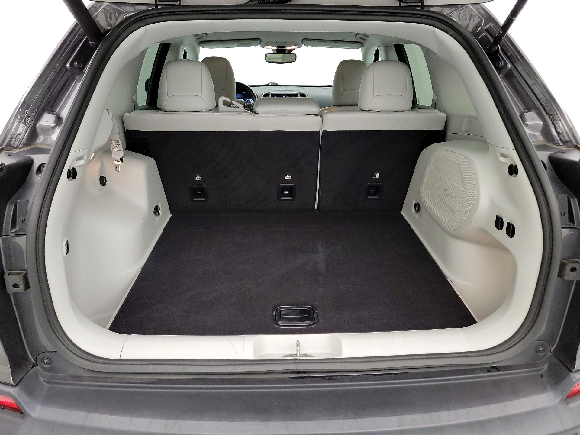 Thumbnail: 2020 Jeep Cherokee - 20