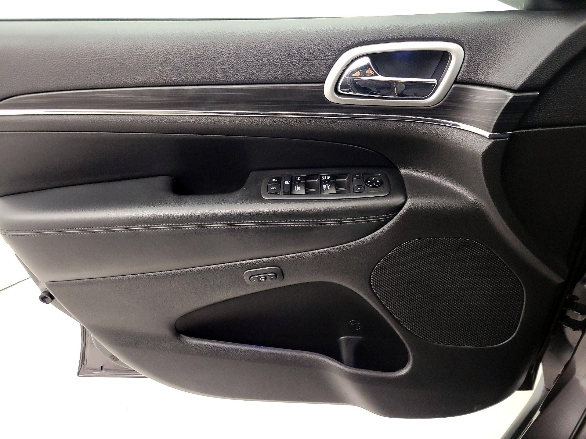 Thumbnail: 2019 Jeep Grand Cherokee - 12