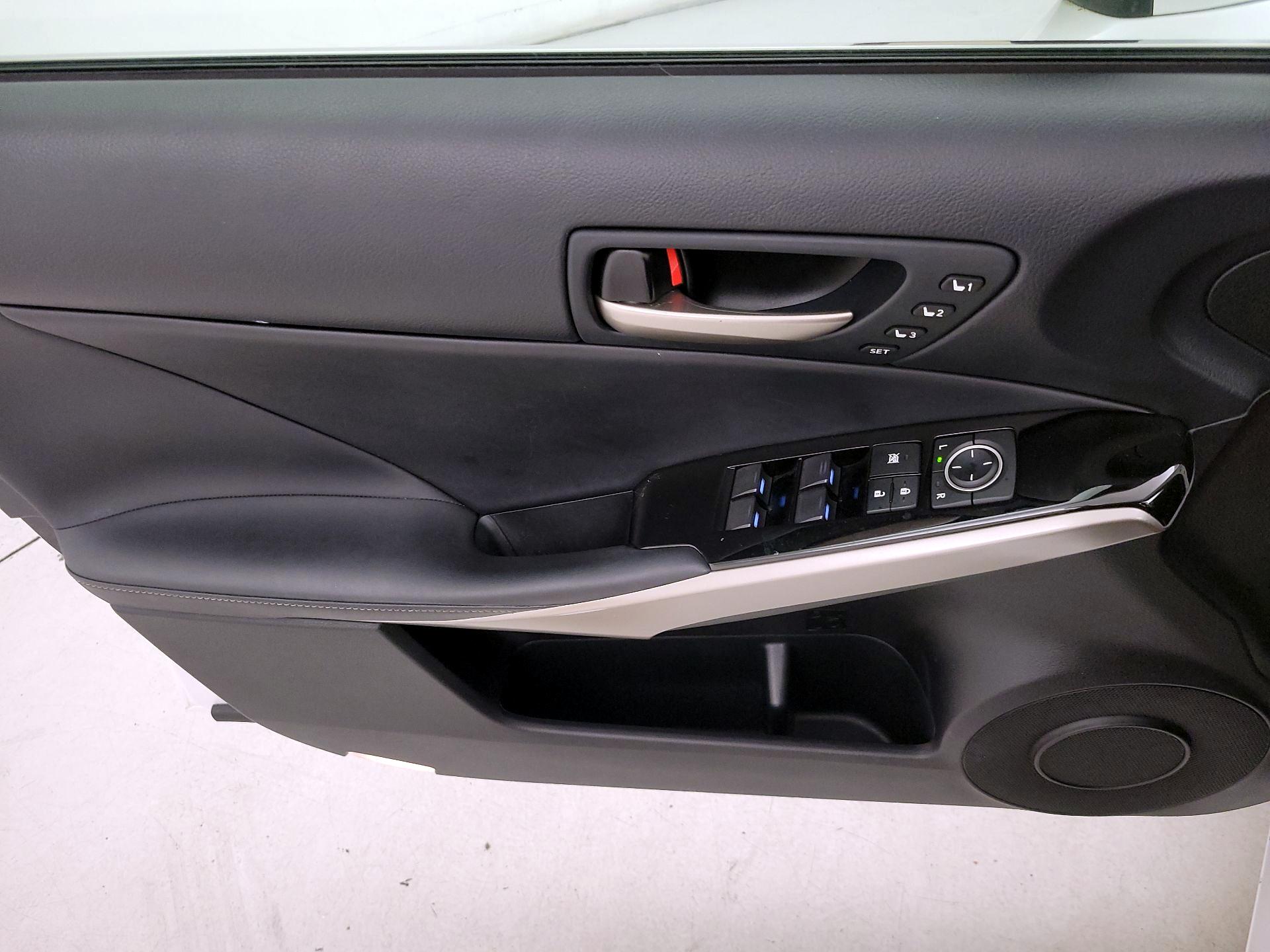 Thumbnail: 2018 Lexus IS - 12