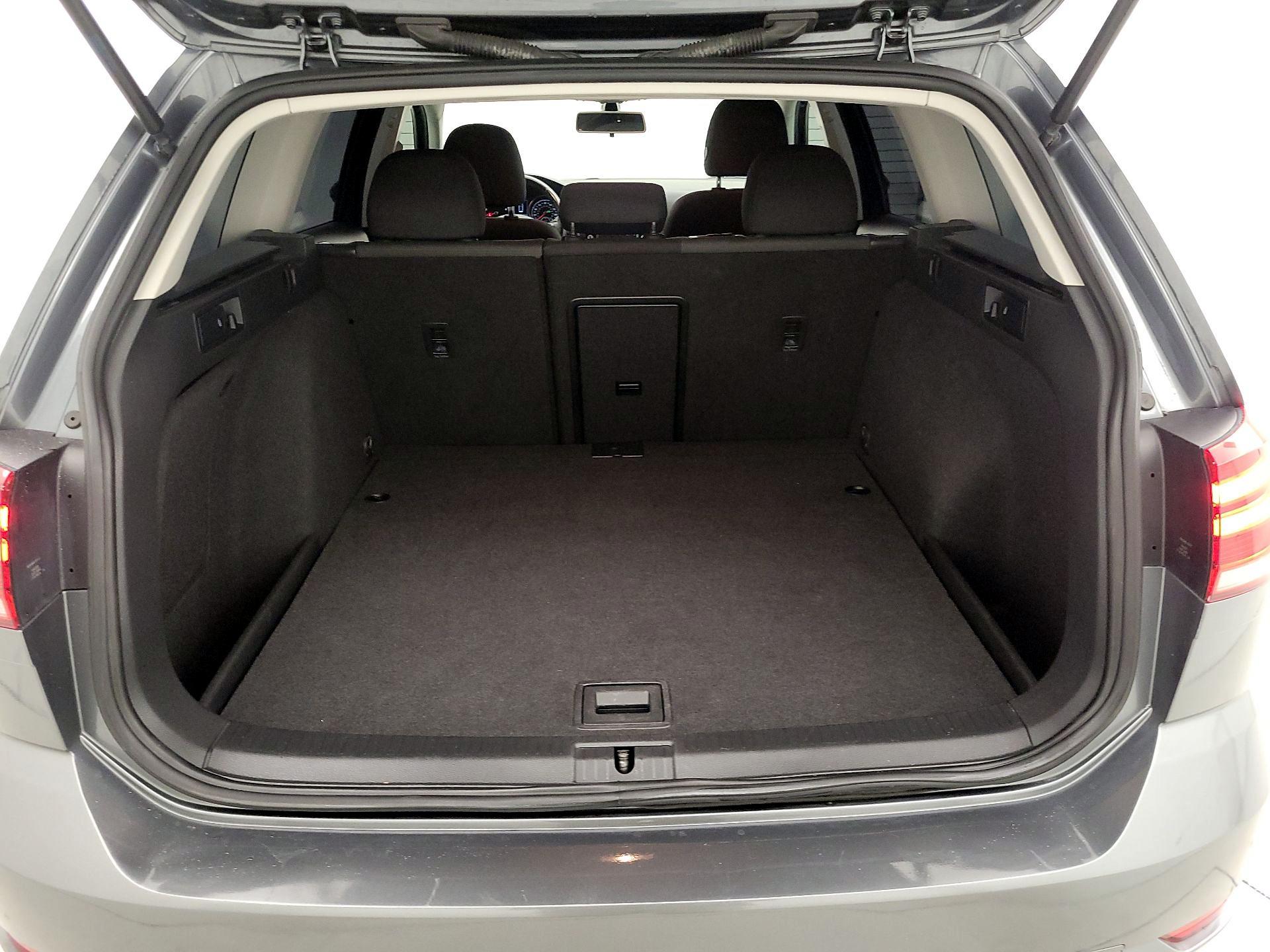 Thumbnail: 2019 Volkswagen Golf - 20