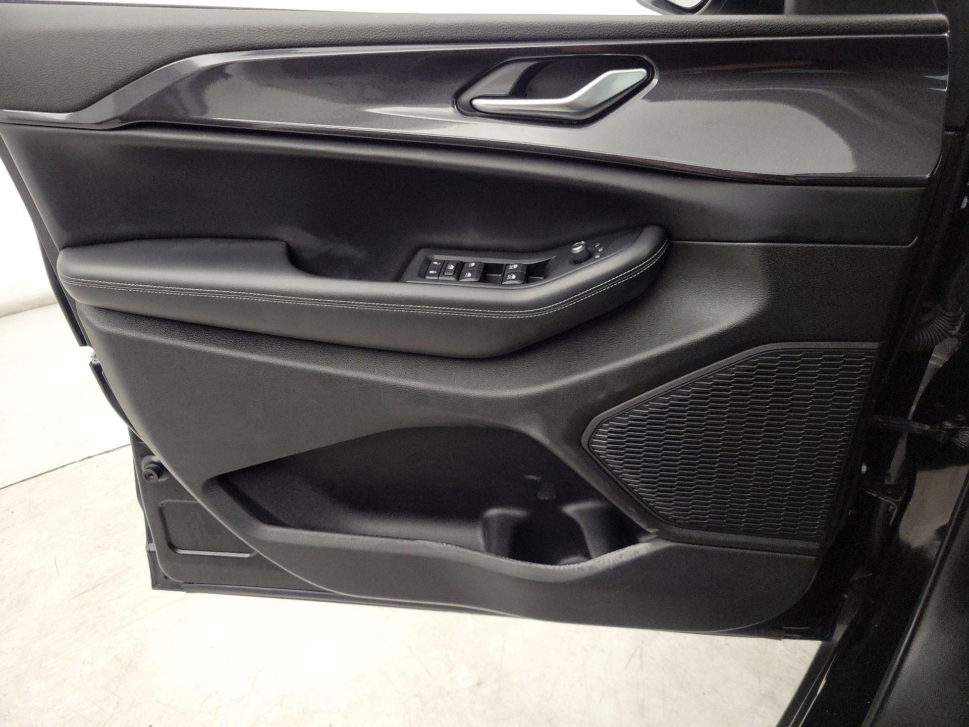 Thumbnail: 2023 Jeep Grand Cherokee - 12