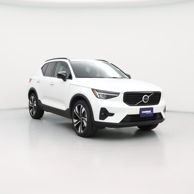 2025 Volvo XC40 B5 Plus Dark Theme