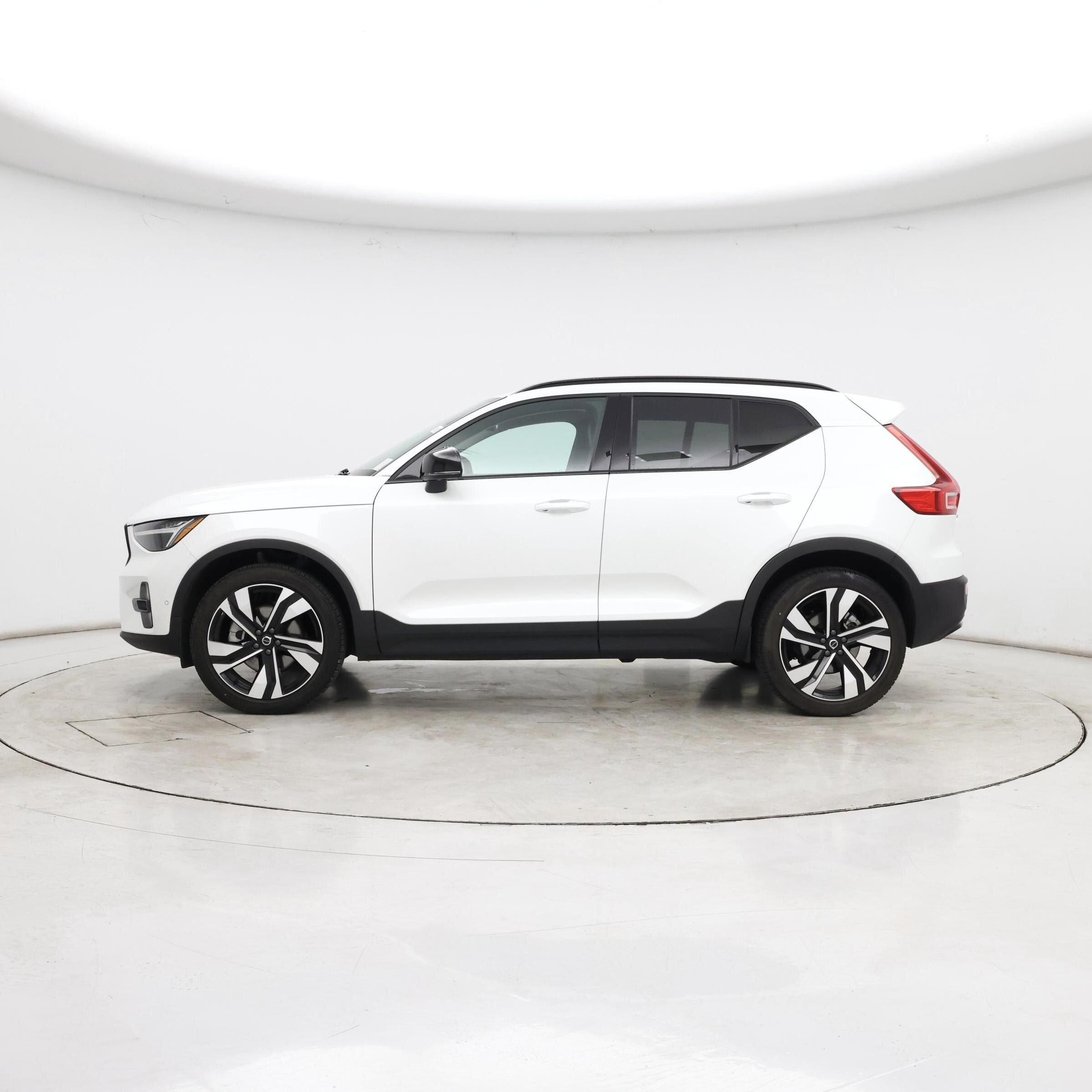 Thumbnail: 2025 Volvo XC40 - 3