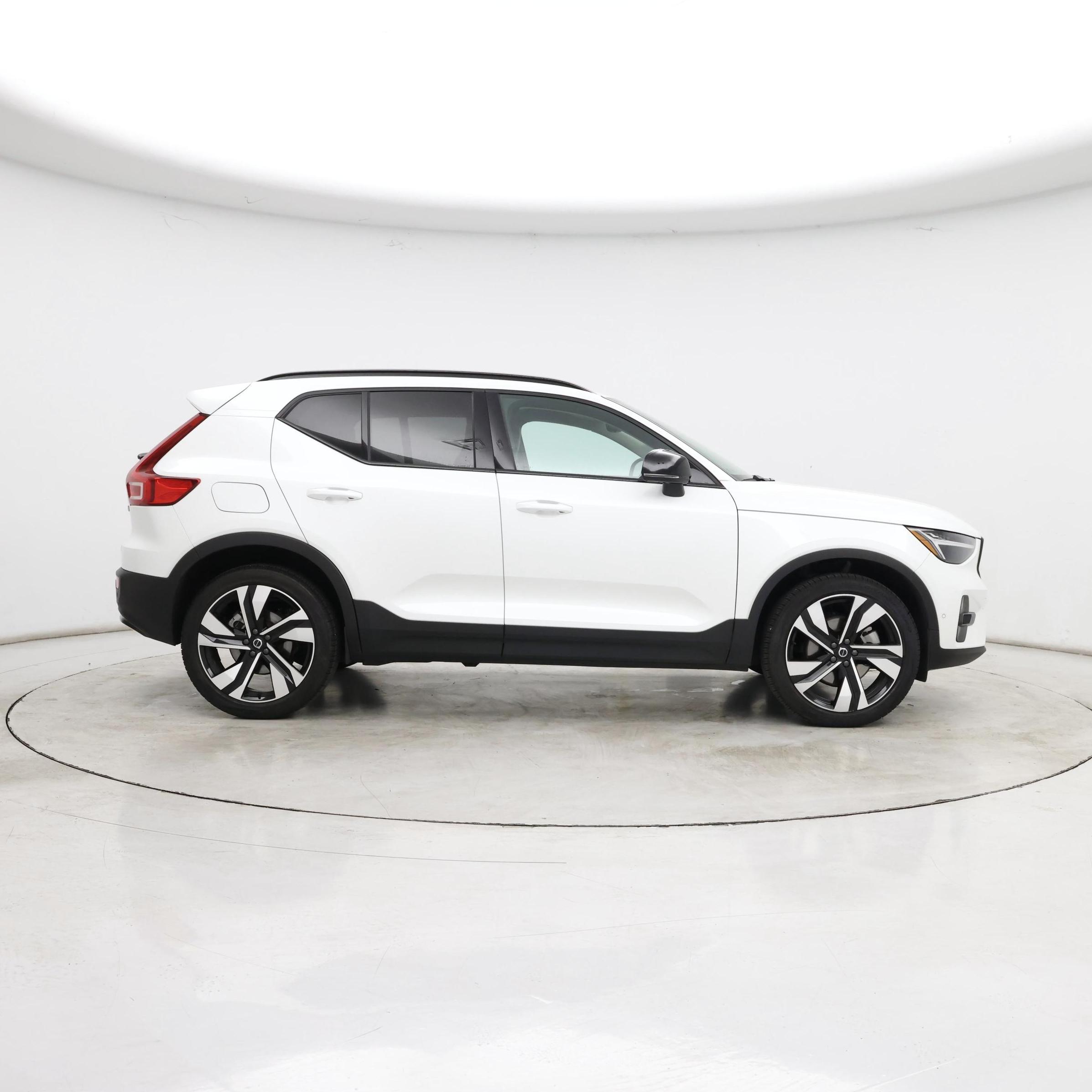 Thumbnail: 2025 Volvo XC40 - 7
