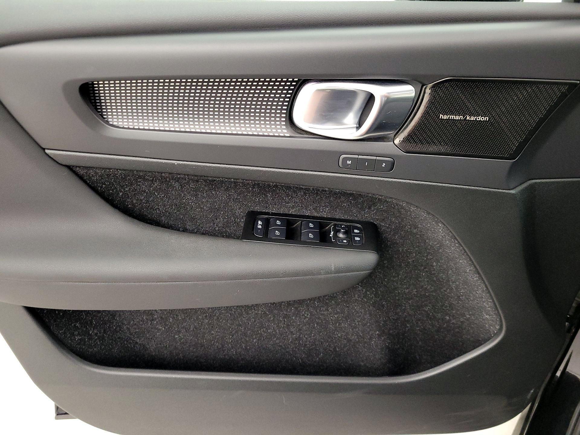 Thumbnail: 2021 Volvo XC40 - 12