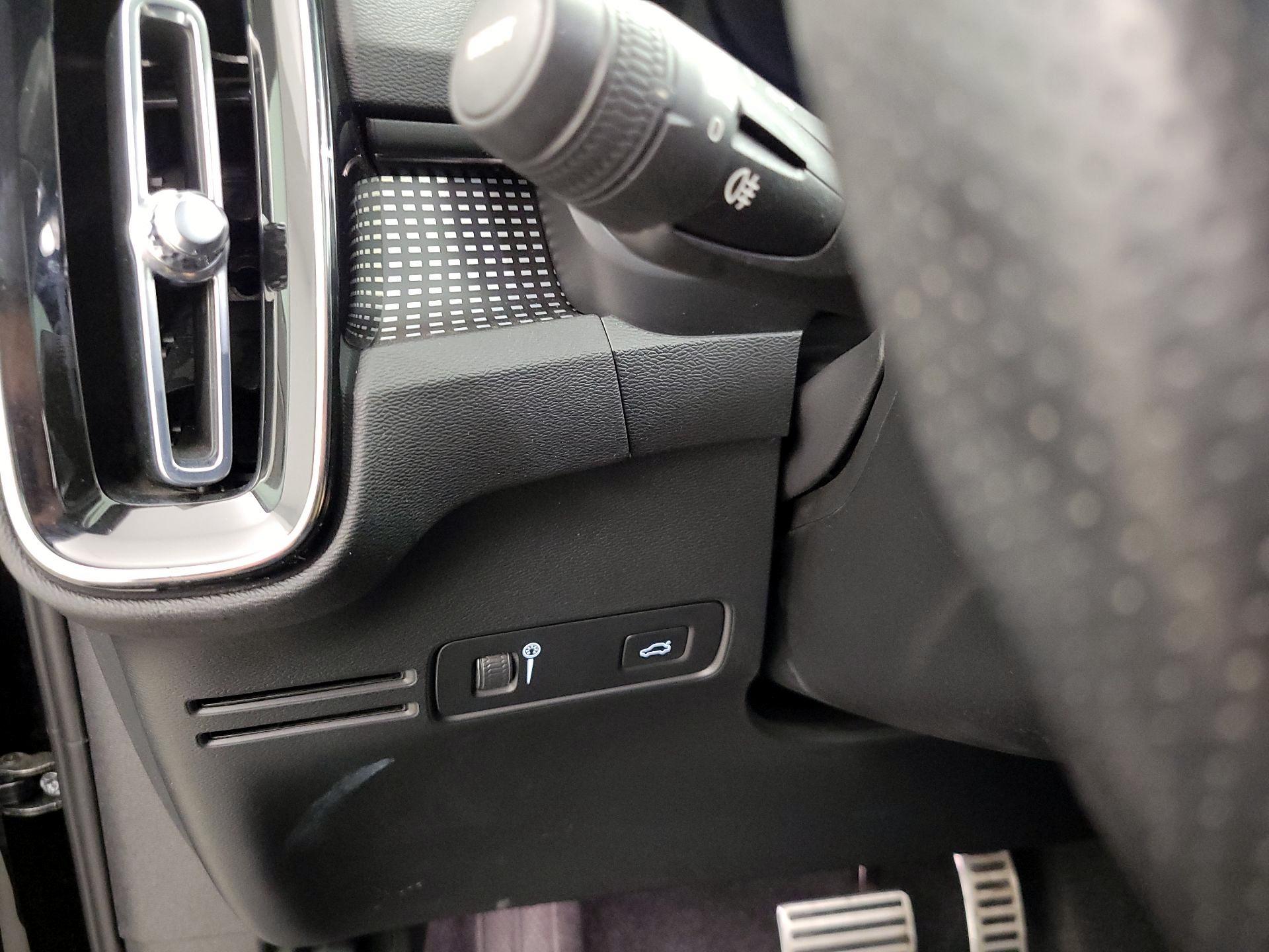 Thumbnail: 2021 Volvo XC40 - 13