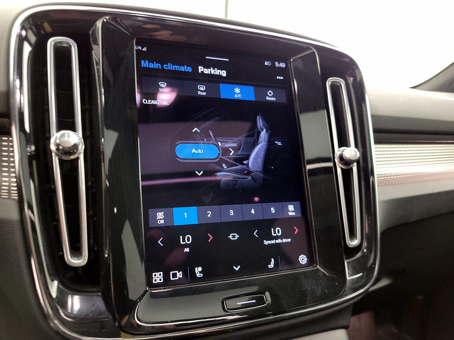 Thumbnail: 2021 Volvo XC40 - 16