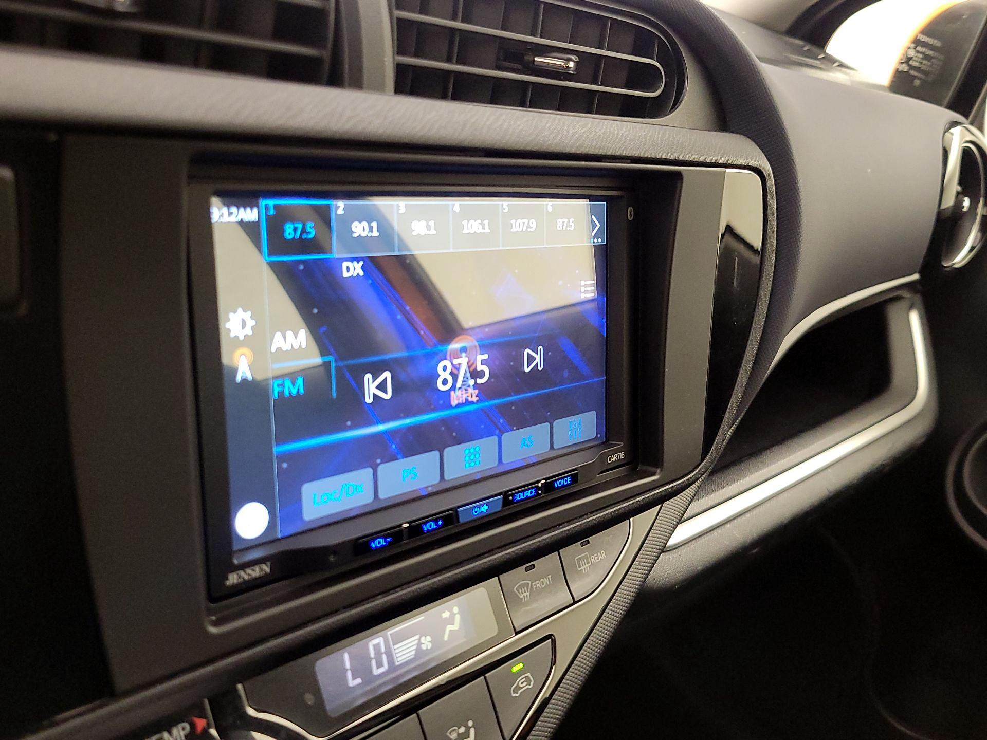 Thumbnail: 2015 Toyota Prius c - 14
