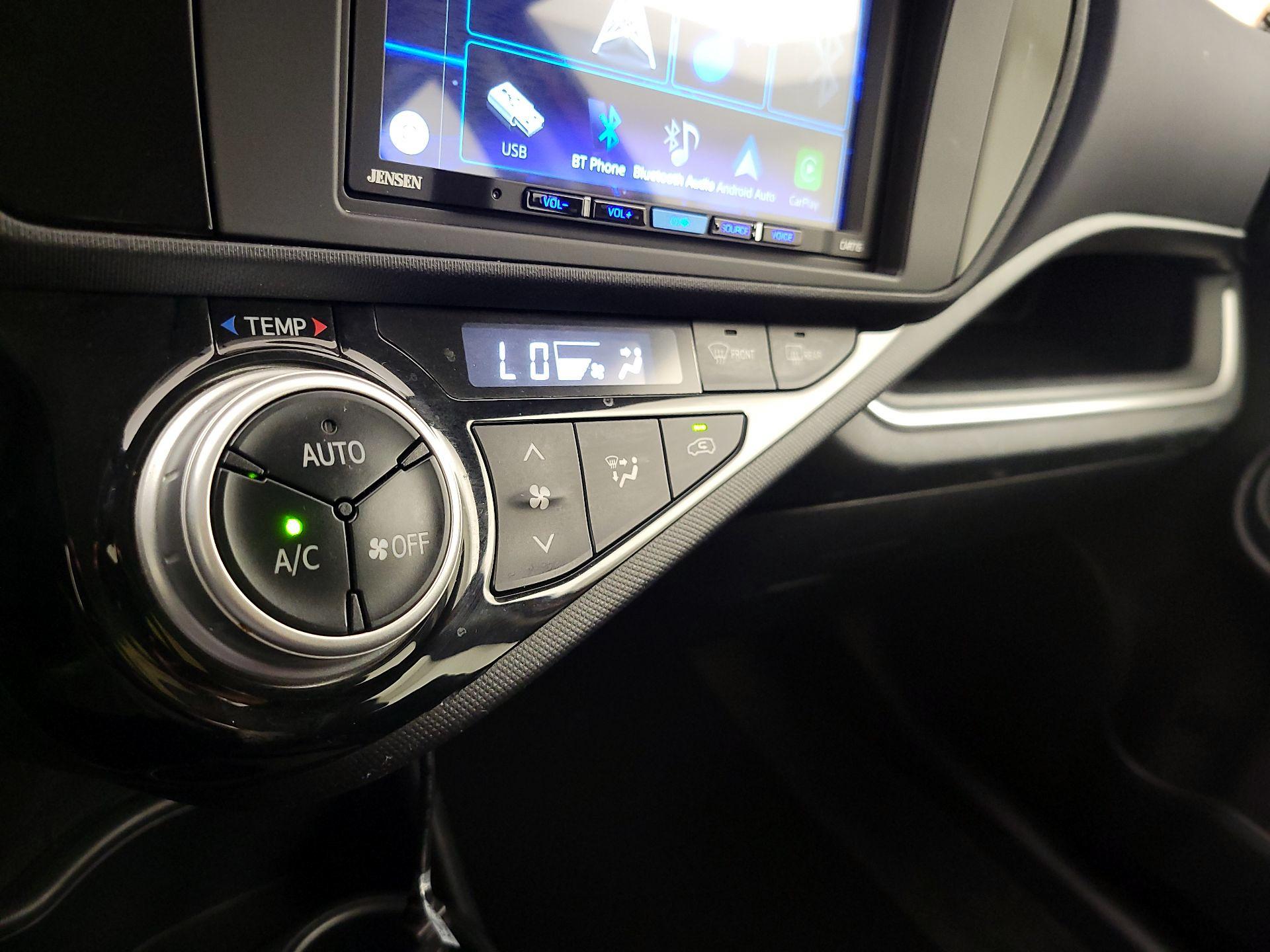 Thumbnail: 2015 Toyota Prius c - 15
