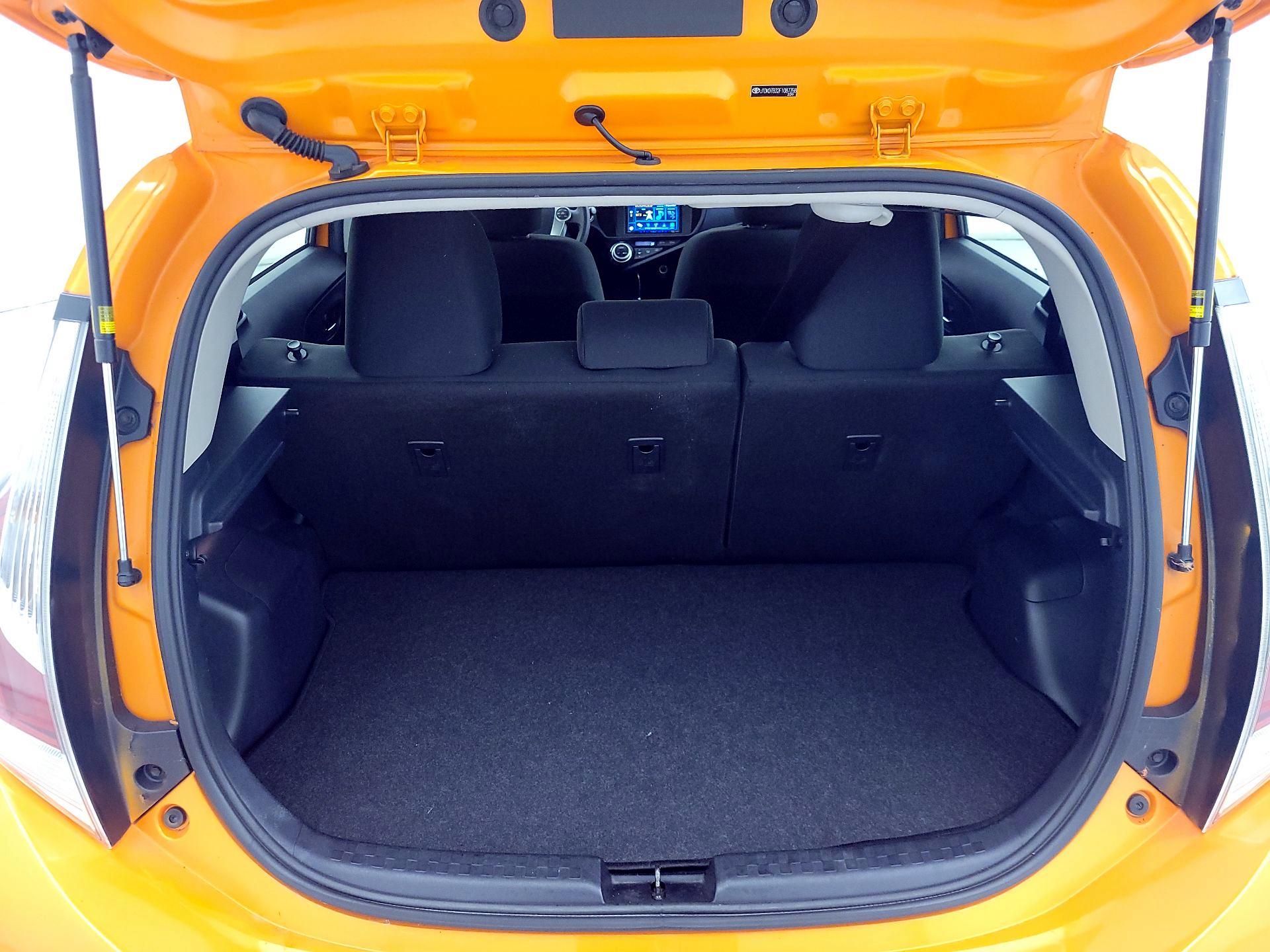Thumbnail: 2015 Toyota Prius c - 18