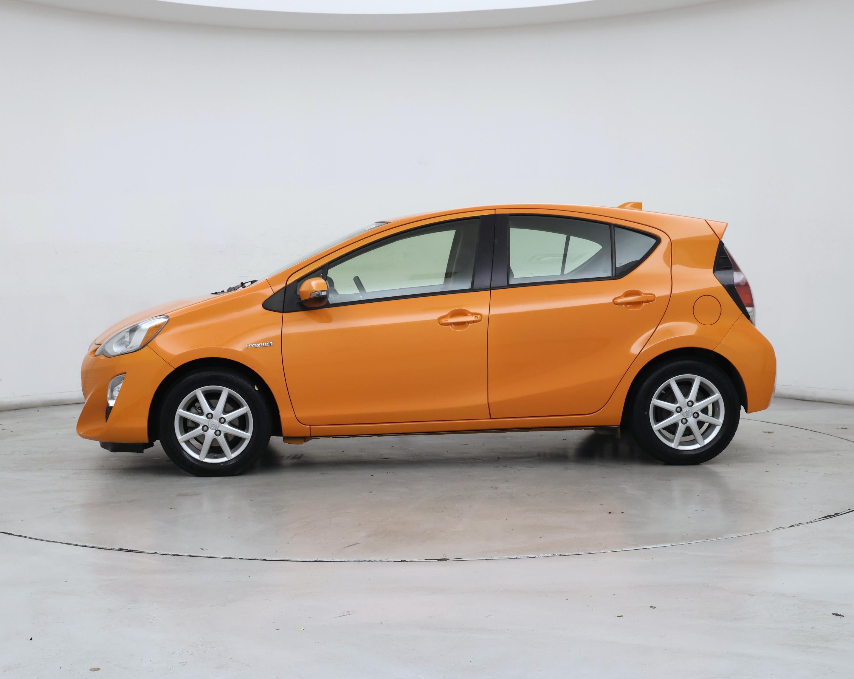 Thumbnail: 2015 Toyota Prius c - 3