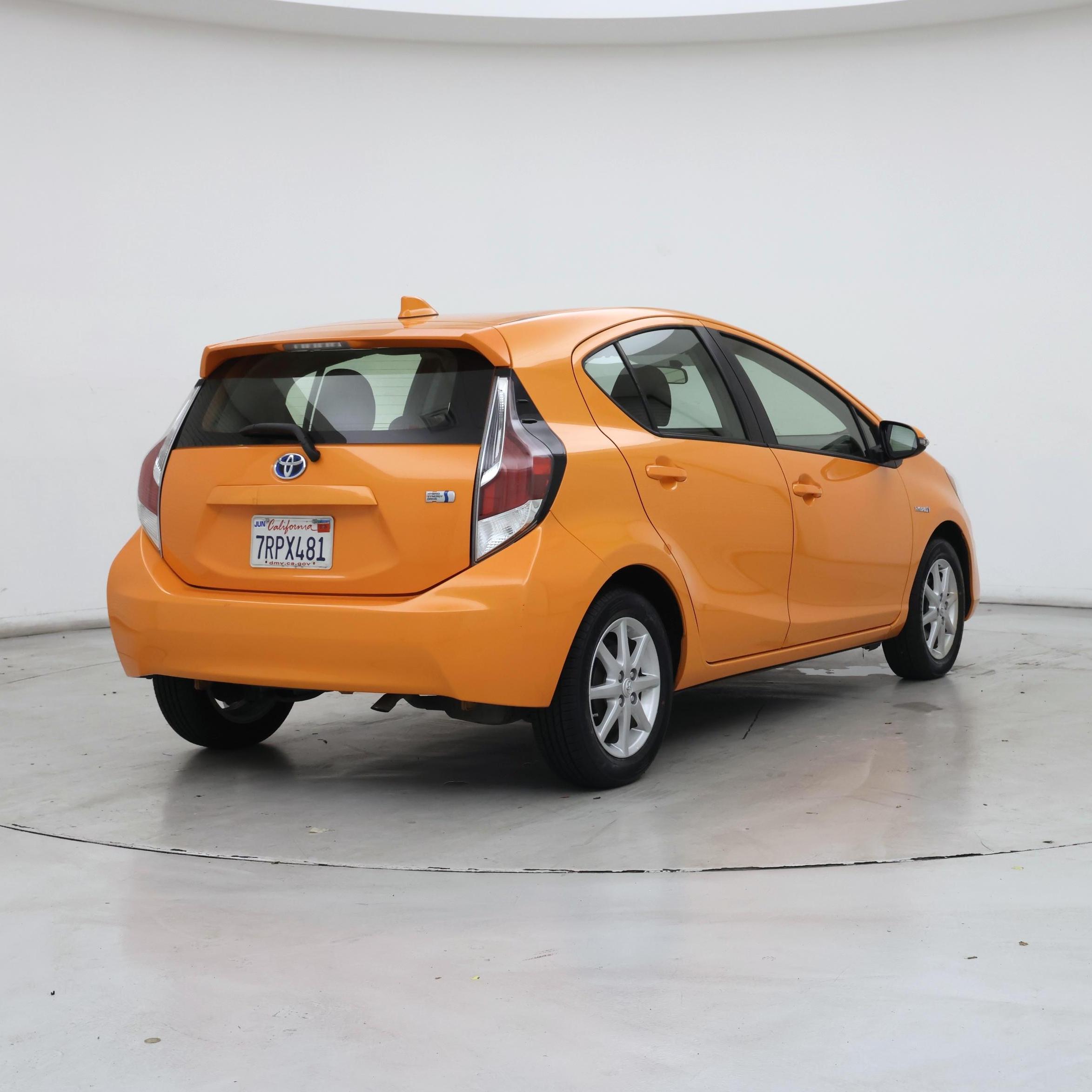 Thumbnail: 2015 Toyota Prius c - 8