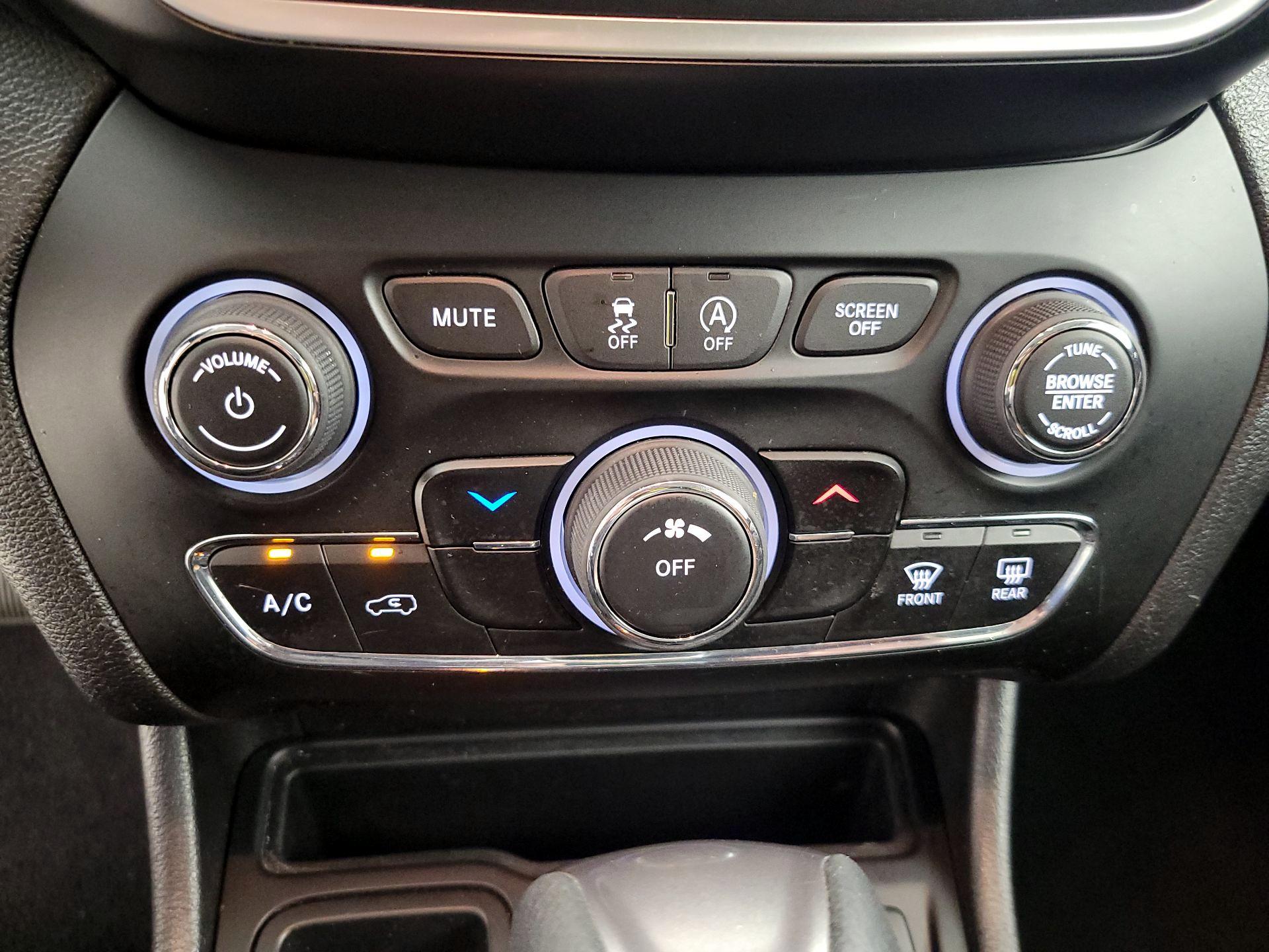 Thumbnail: 2019 Jeep Cherokee - 16