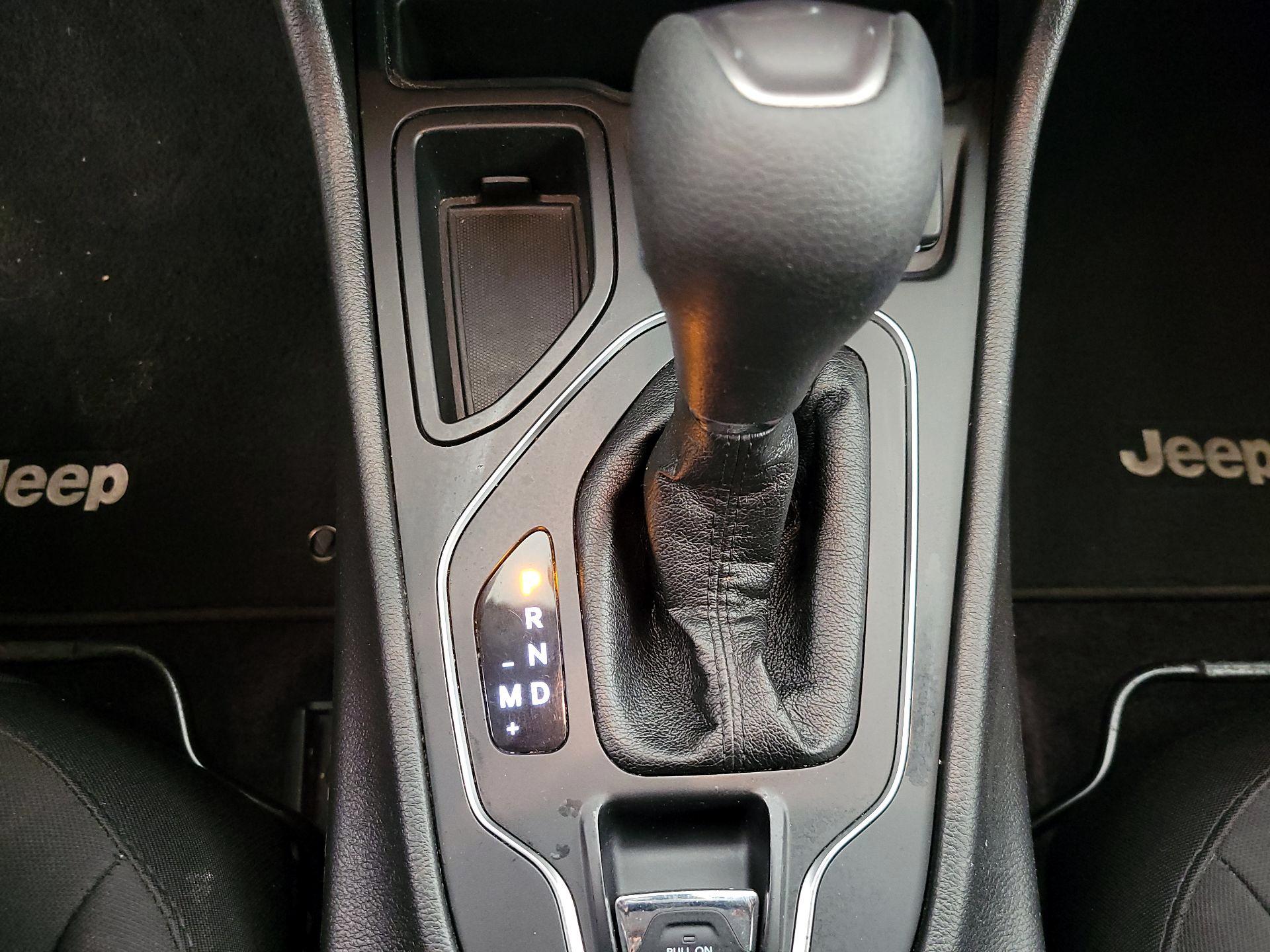Thumbnail: 2019 Jeep Cherokee - 17