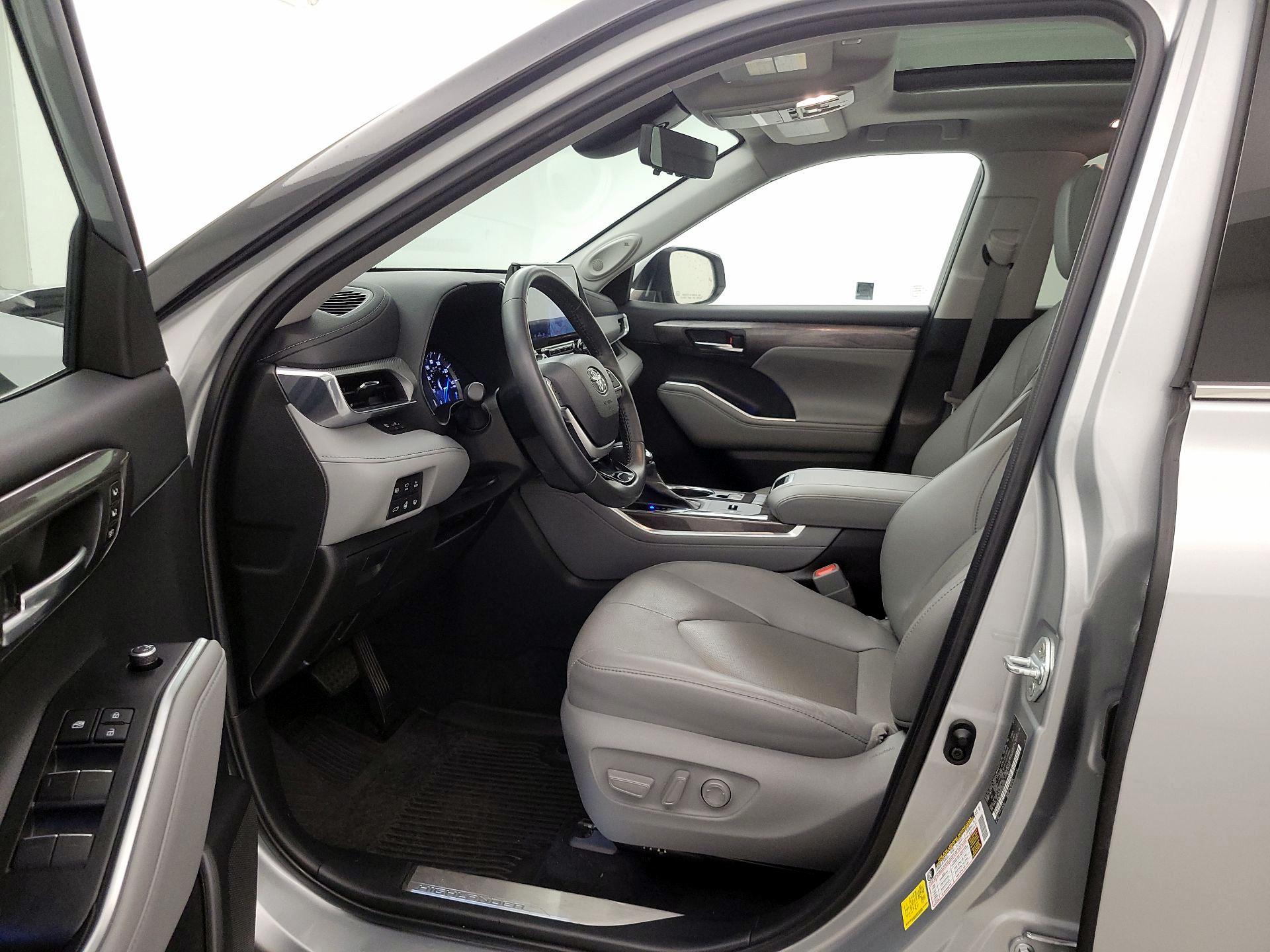 Thumbnail: 2022 Toyota Highlander - 11