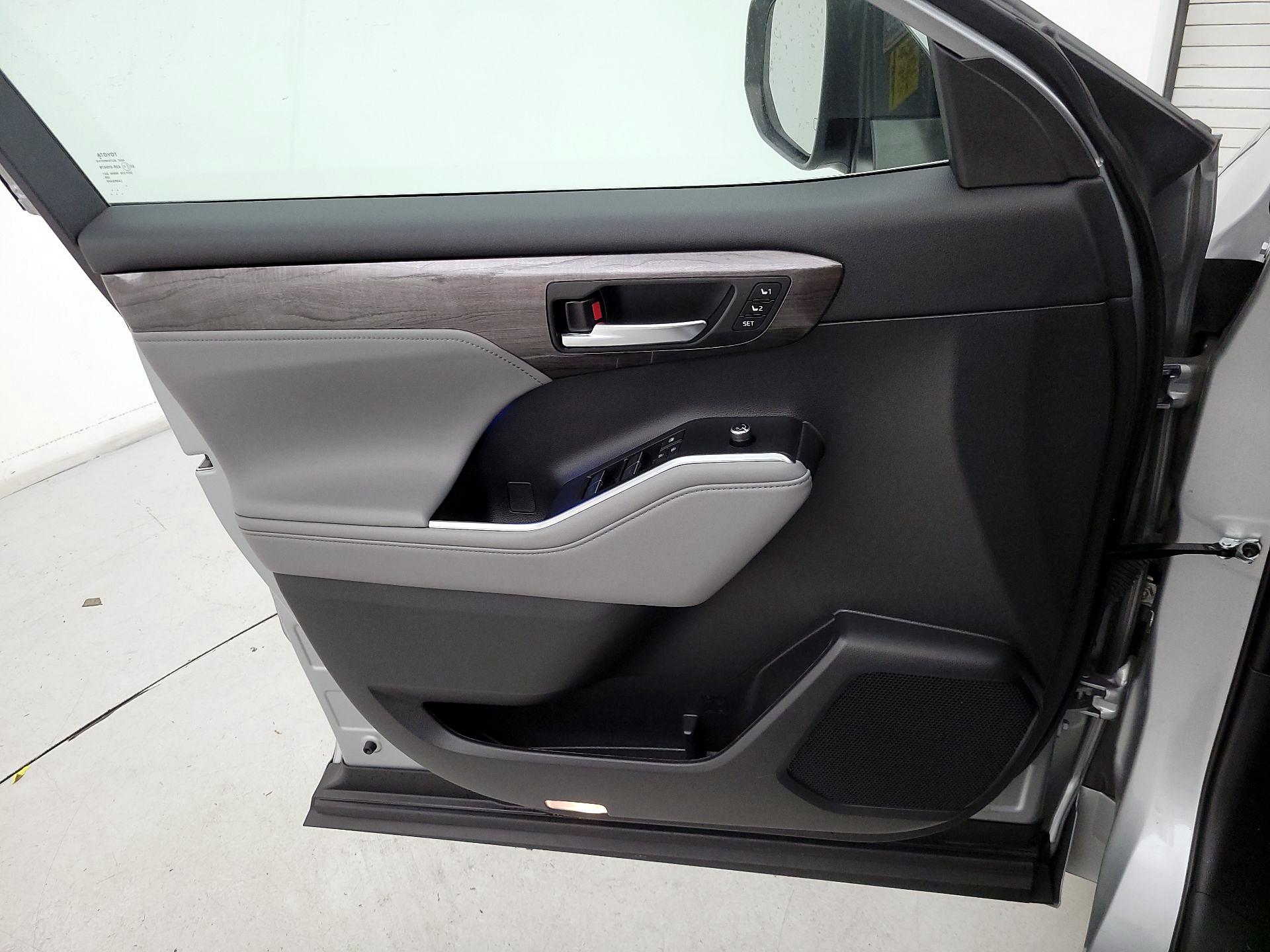 Thumbnail: 2022 Toyota Highlander - 12