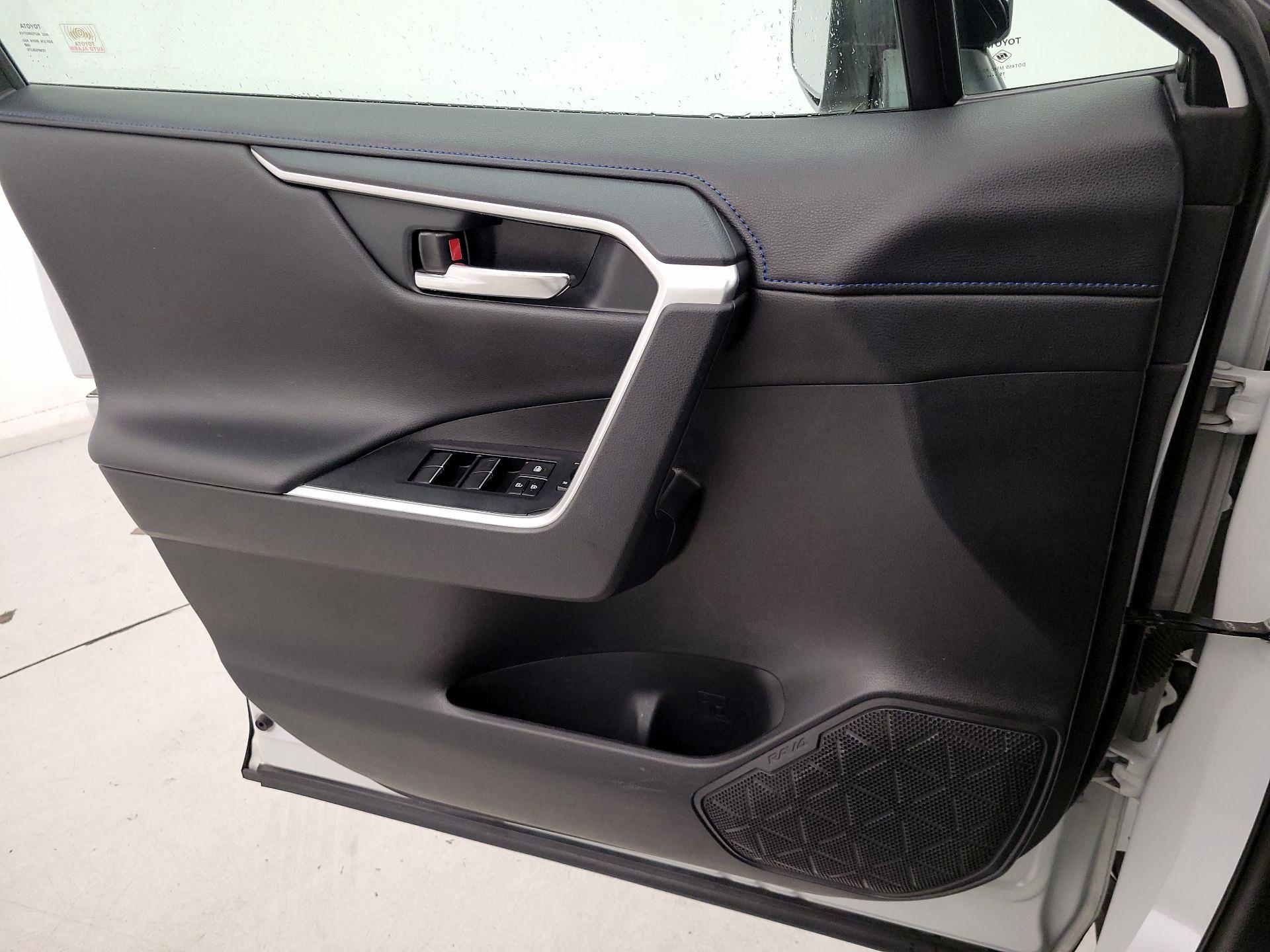 Thumbnail: 2020 Toyota RAV4 - 12