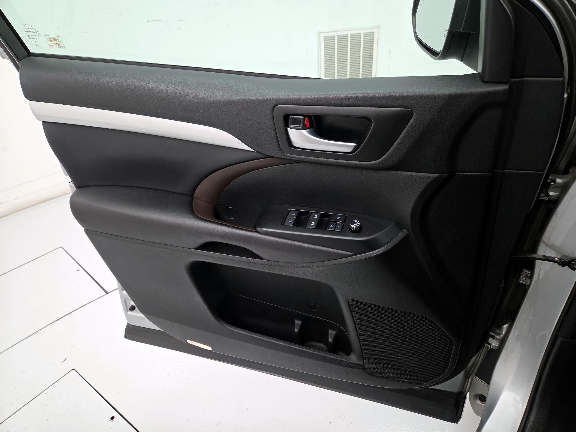 Thumbnail: 2017 Toyota Highlander - 12