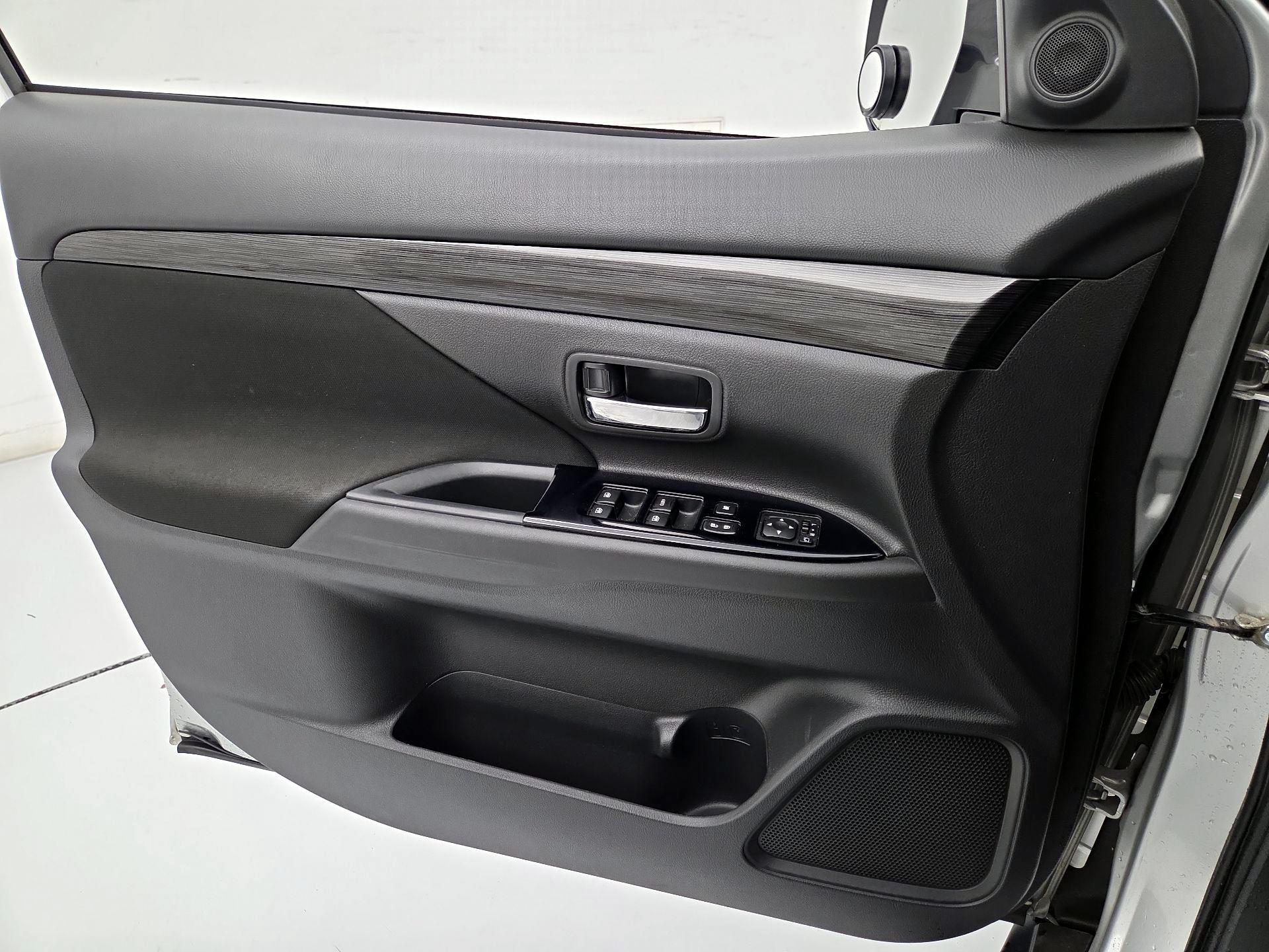 Thumbnail: 2018 Mitsubishi Outlander - 12