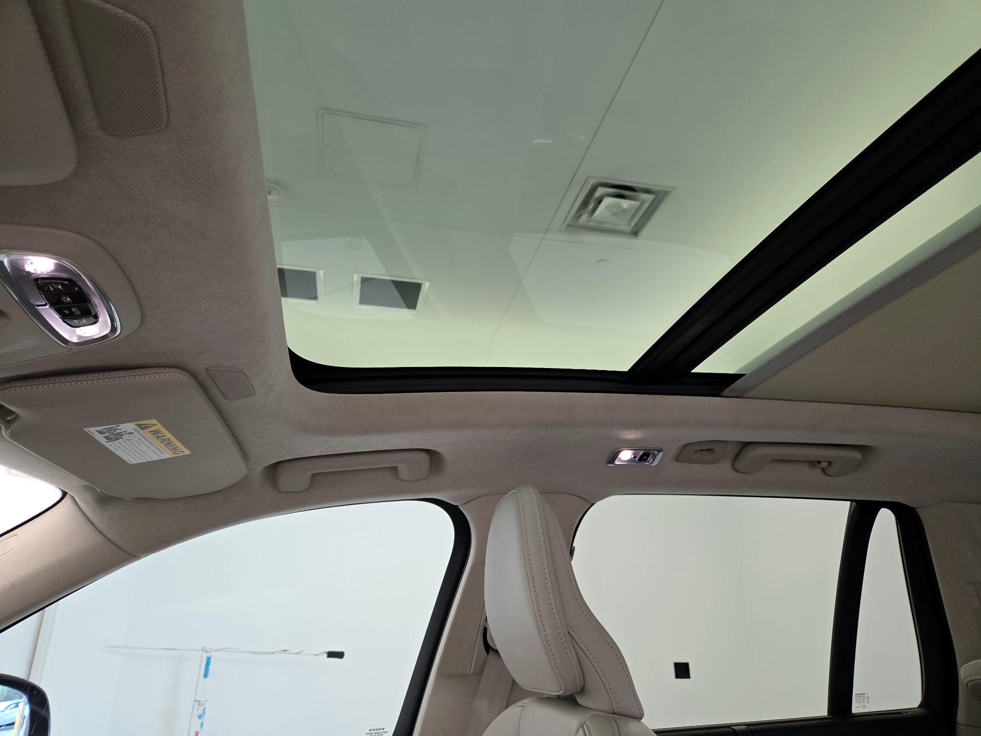 Thumbnail: 2022 Volvo XC90 - 18