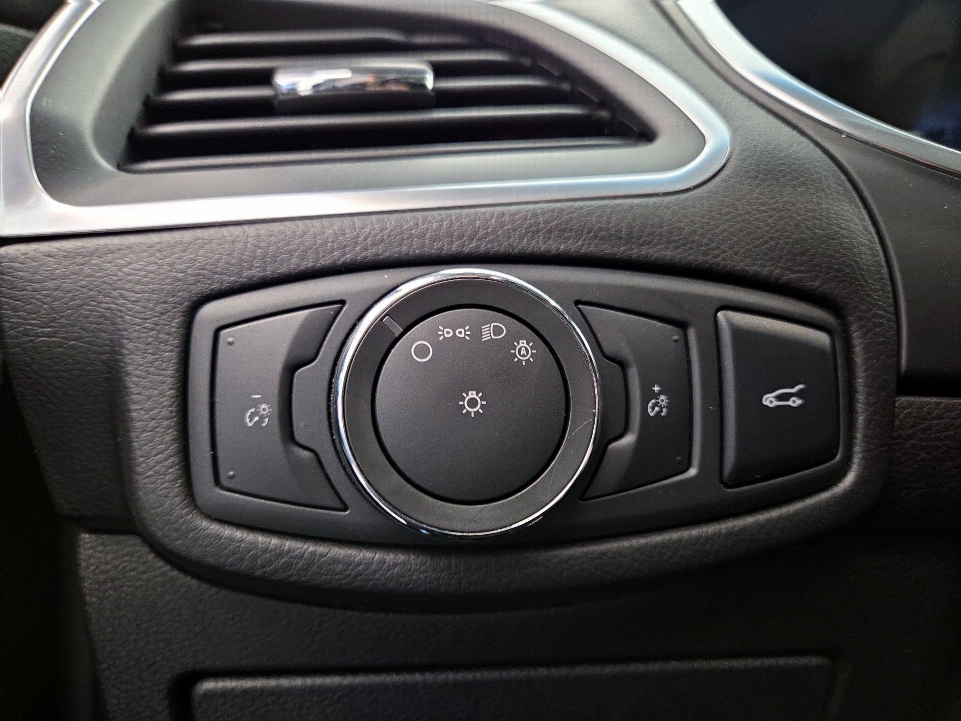 Thumbnail: 2015 Ford Edge - 13