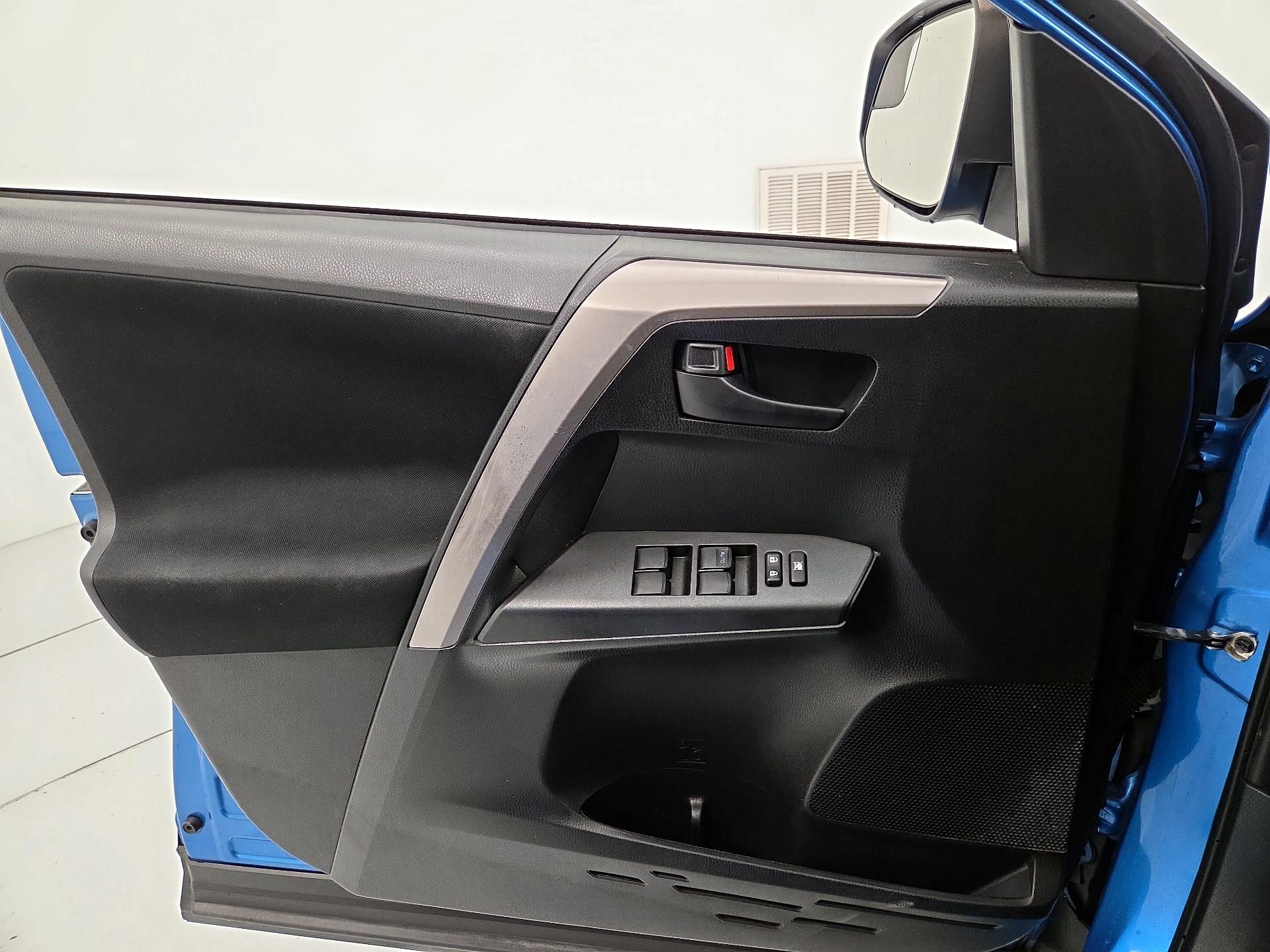 Thumbnail: 2018 Toyota RAV4 - 12