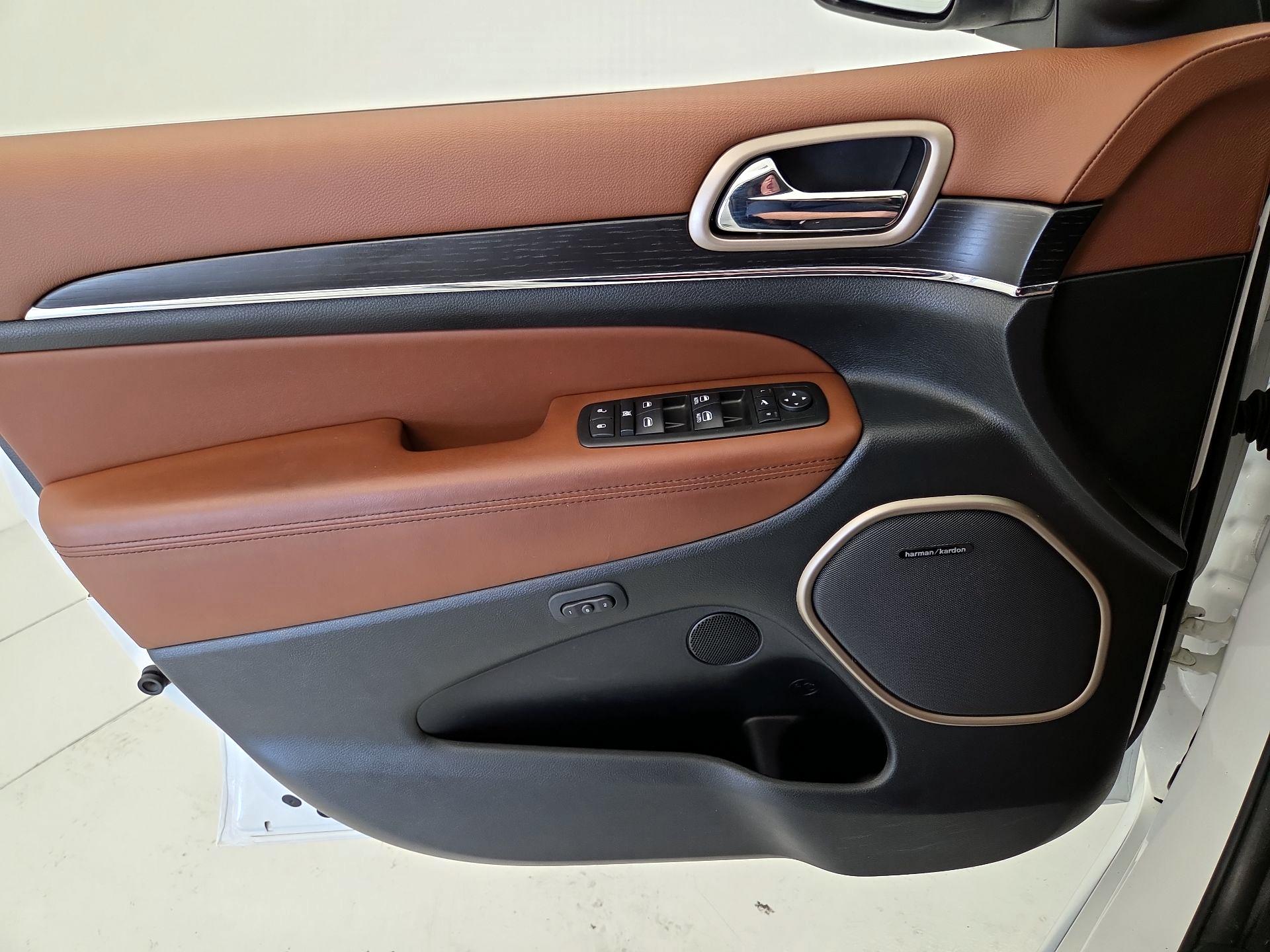 Thumbnail: 2015 Jeep Grand Cherokee - 12