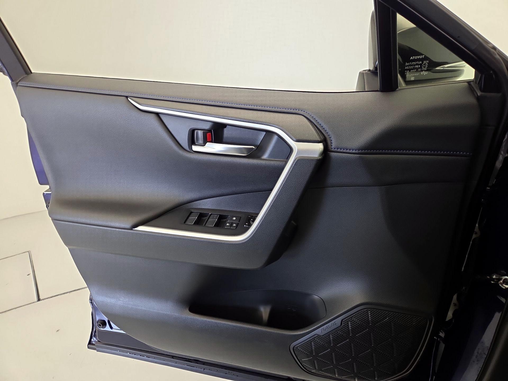 Thumbnail: 2020 Toyota RAV4 - 12