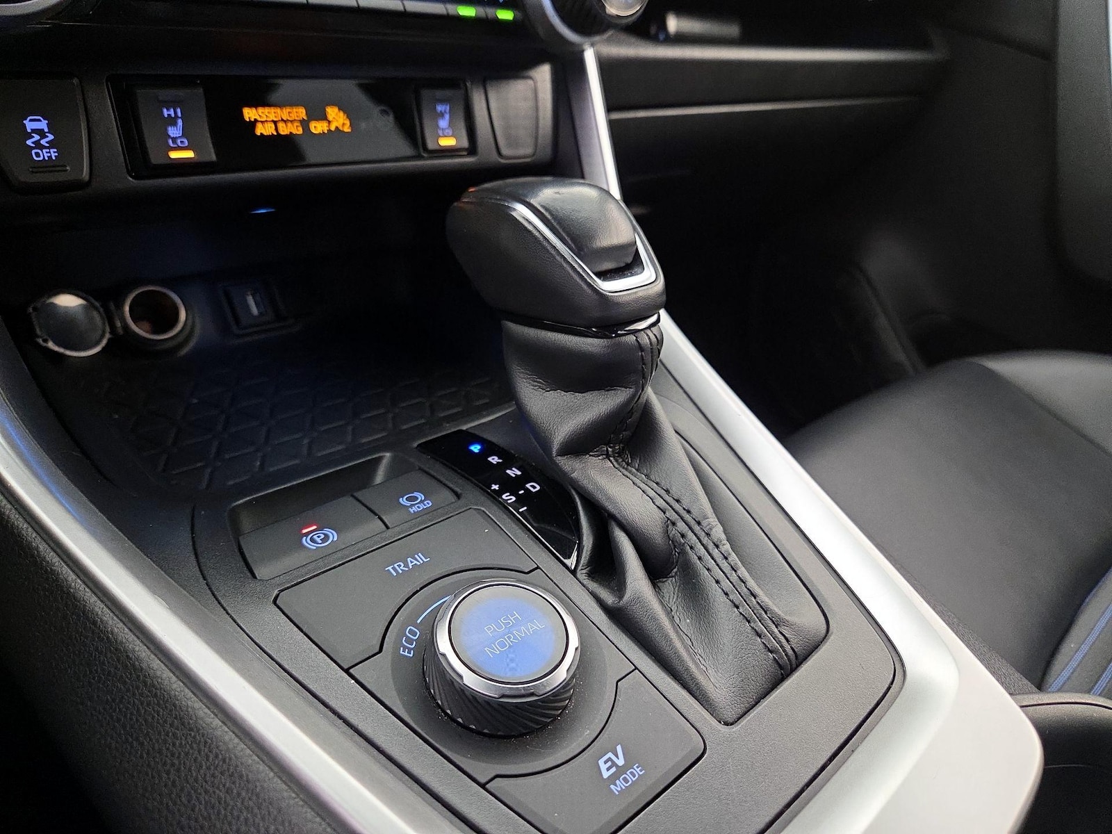 2020 Toyota RAV4 XSE - Photo 19