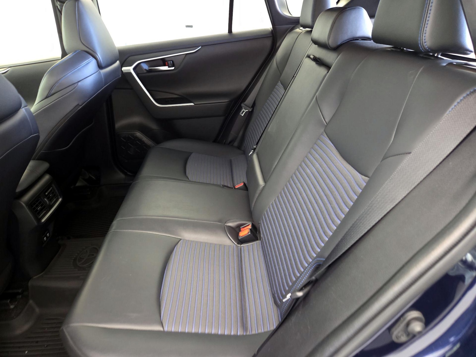 2020 Toyota RAV4 XSE - Photo 22