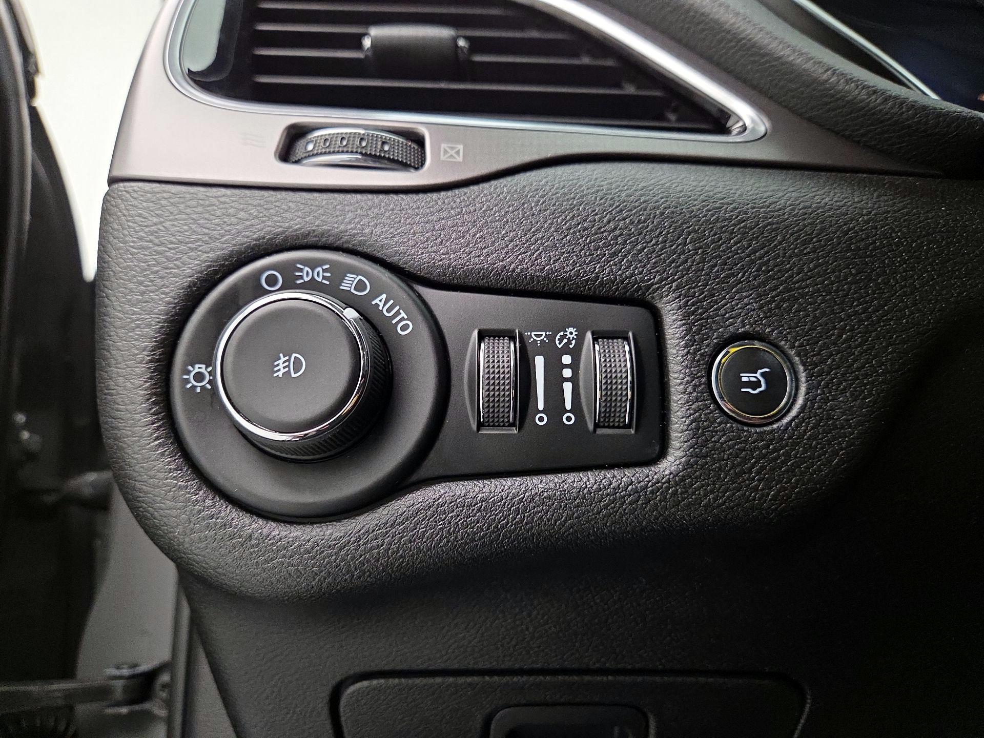 Thumbnail: 2021 Jeep Cherokee - 13