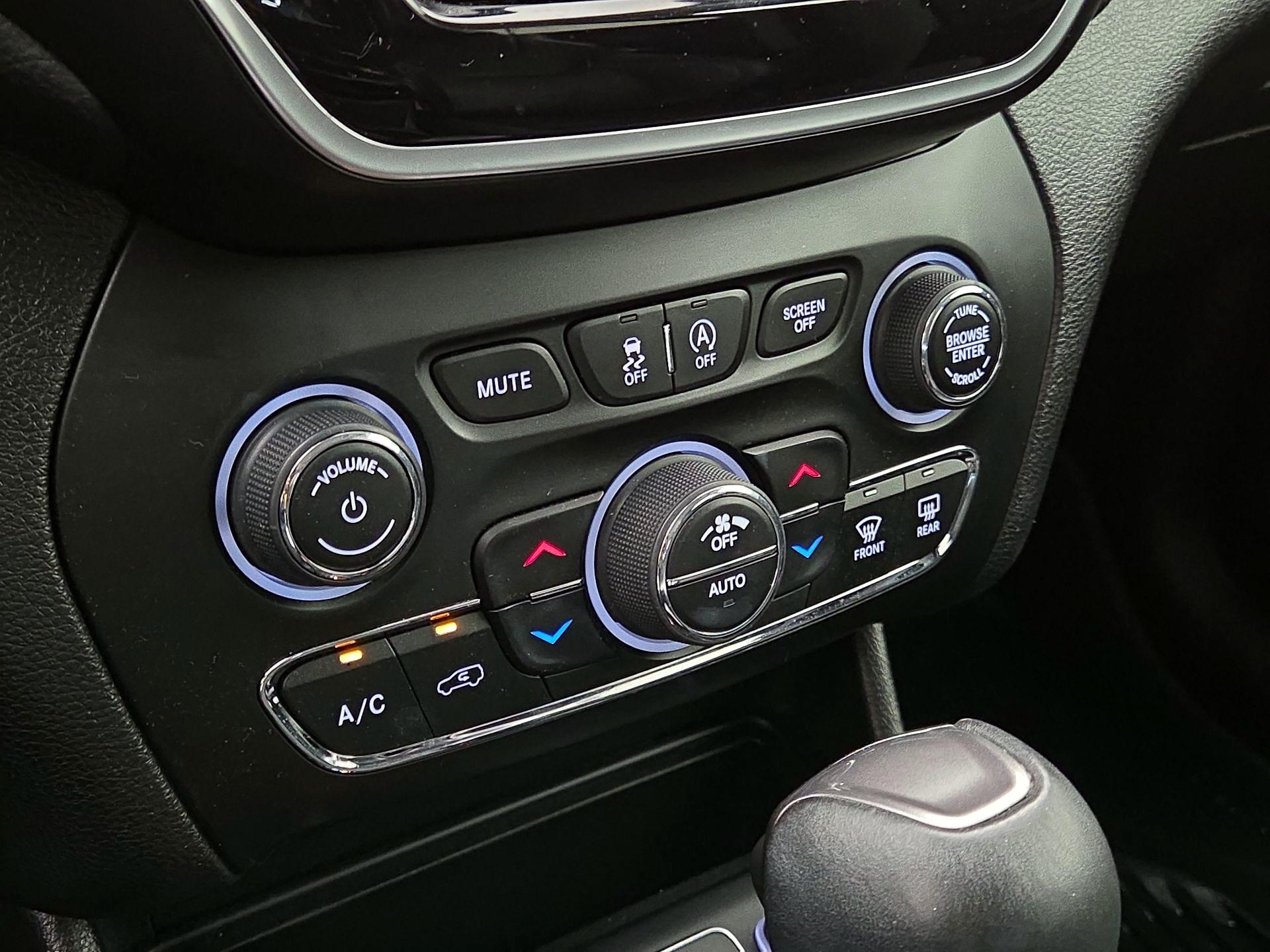 Thumbnail: 2021 Jeep Cherokee - 16