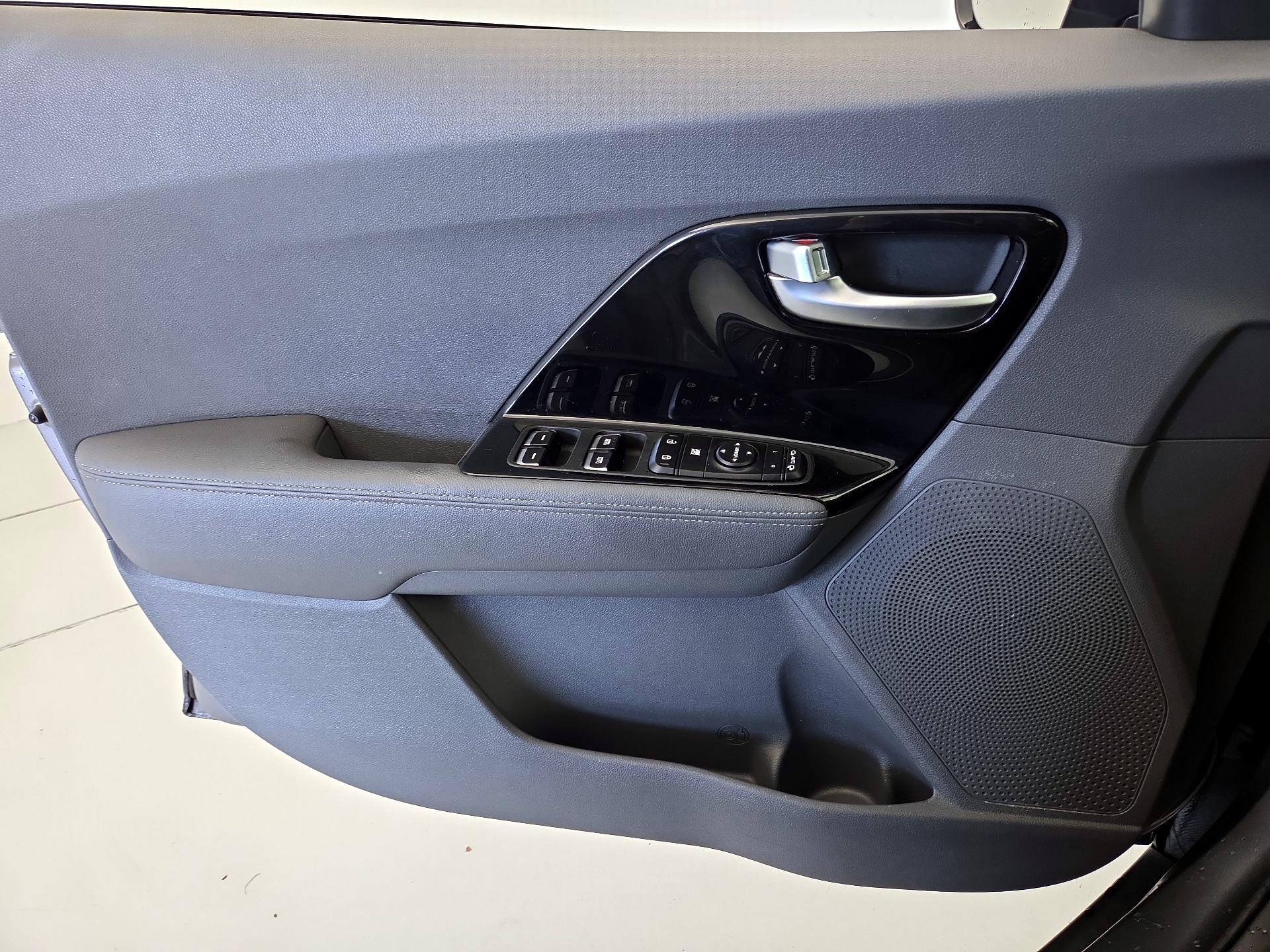Thumbnail: 2017 Kia Niro - 12