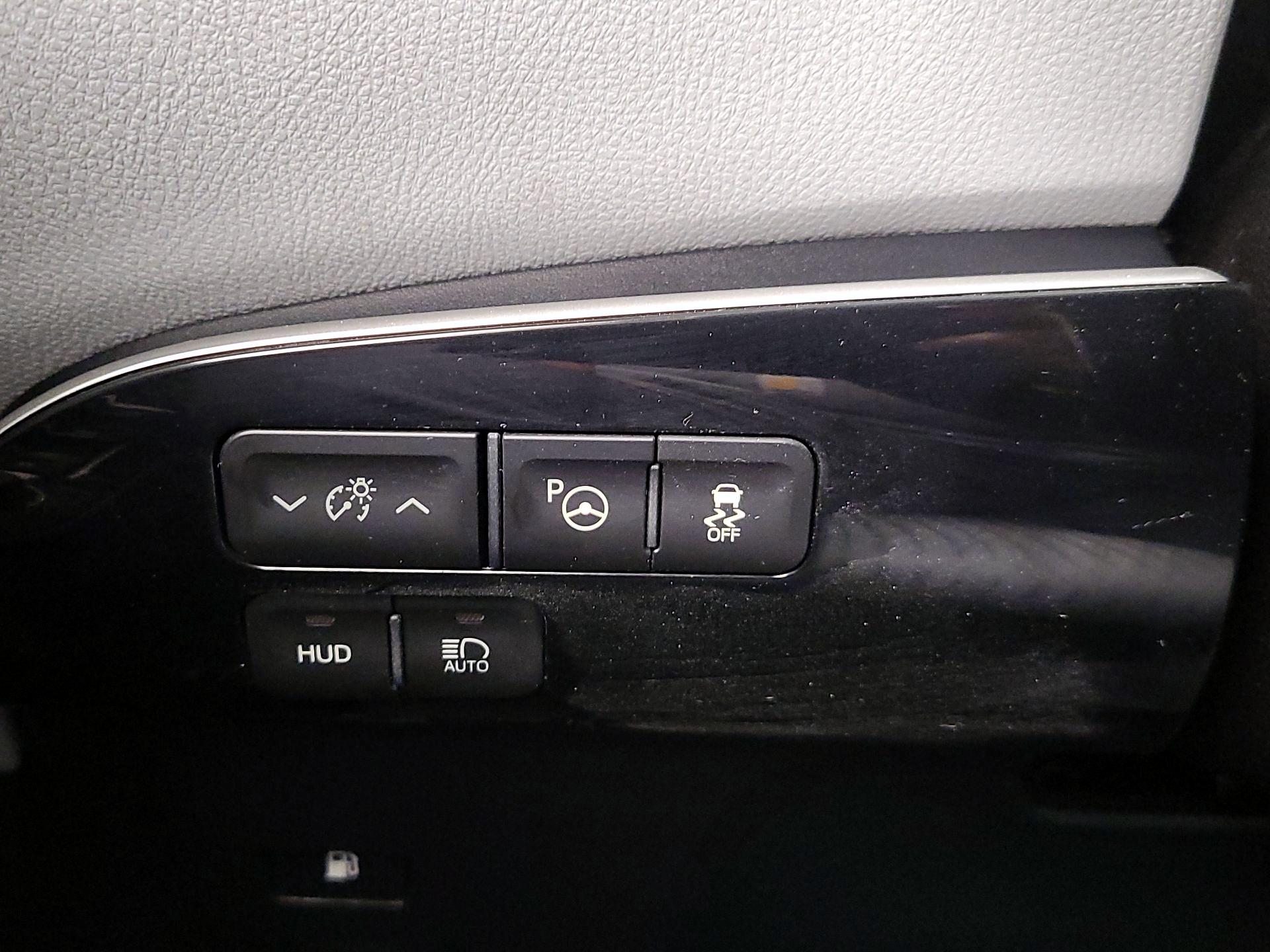 Thumbnail: 2018 Toyota Prius - 13