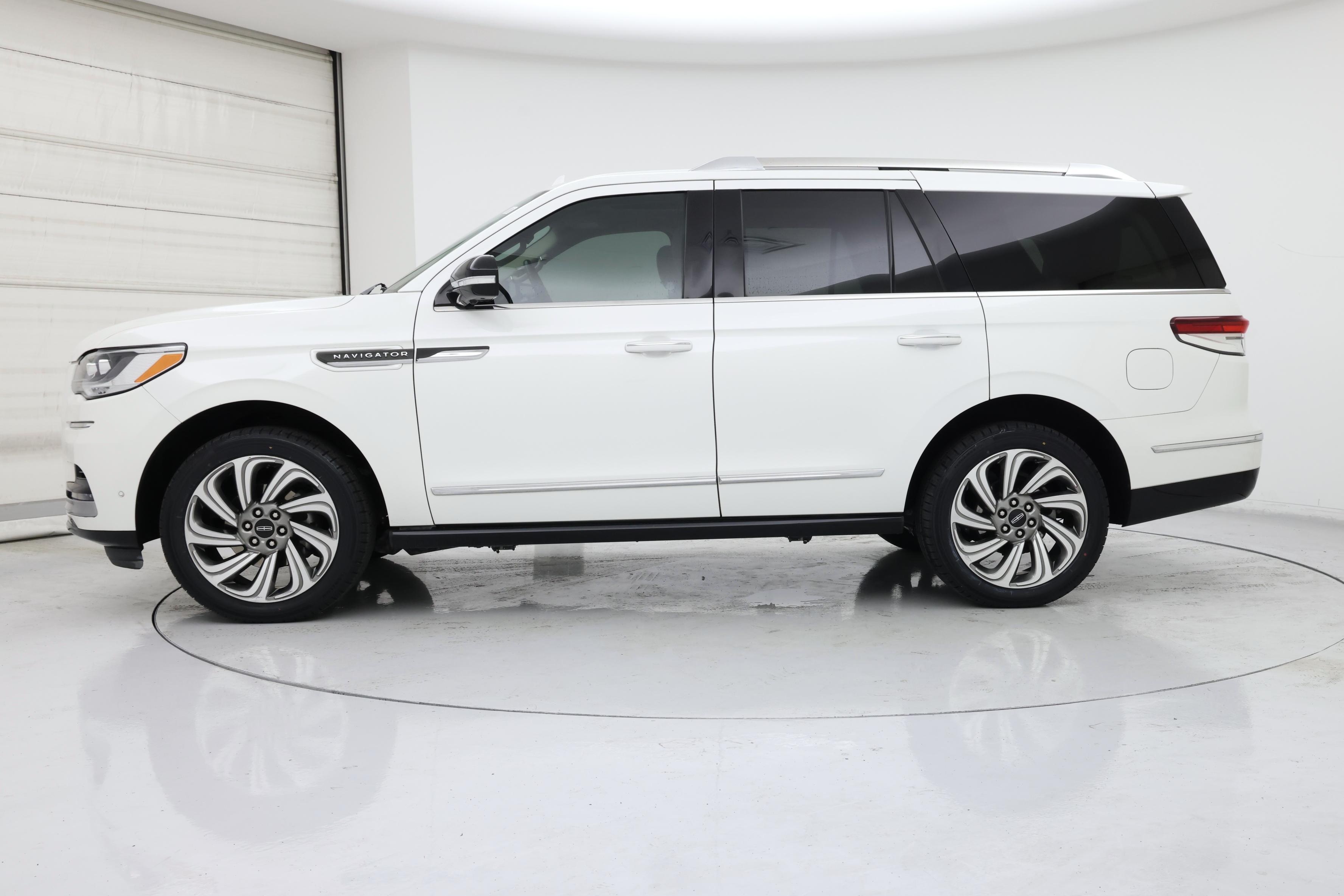 Thumbnail: 2022 Lincoln Navigator - 3