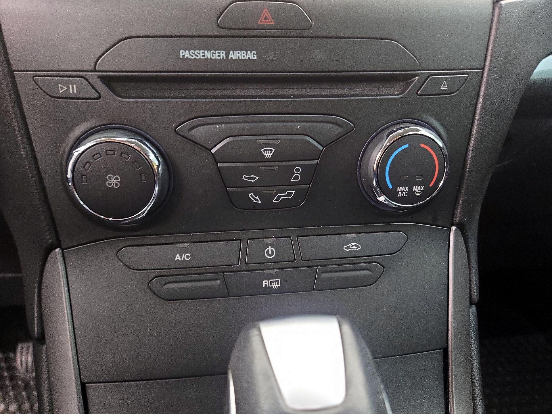 Thumbnail: 2018 Ford Edge - 16