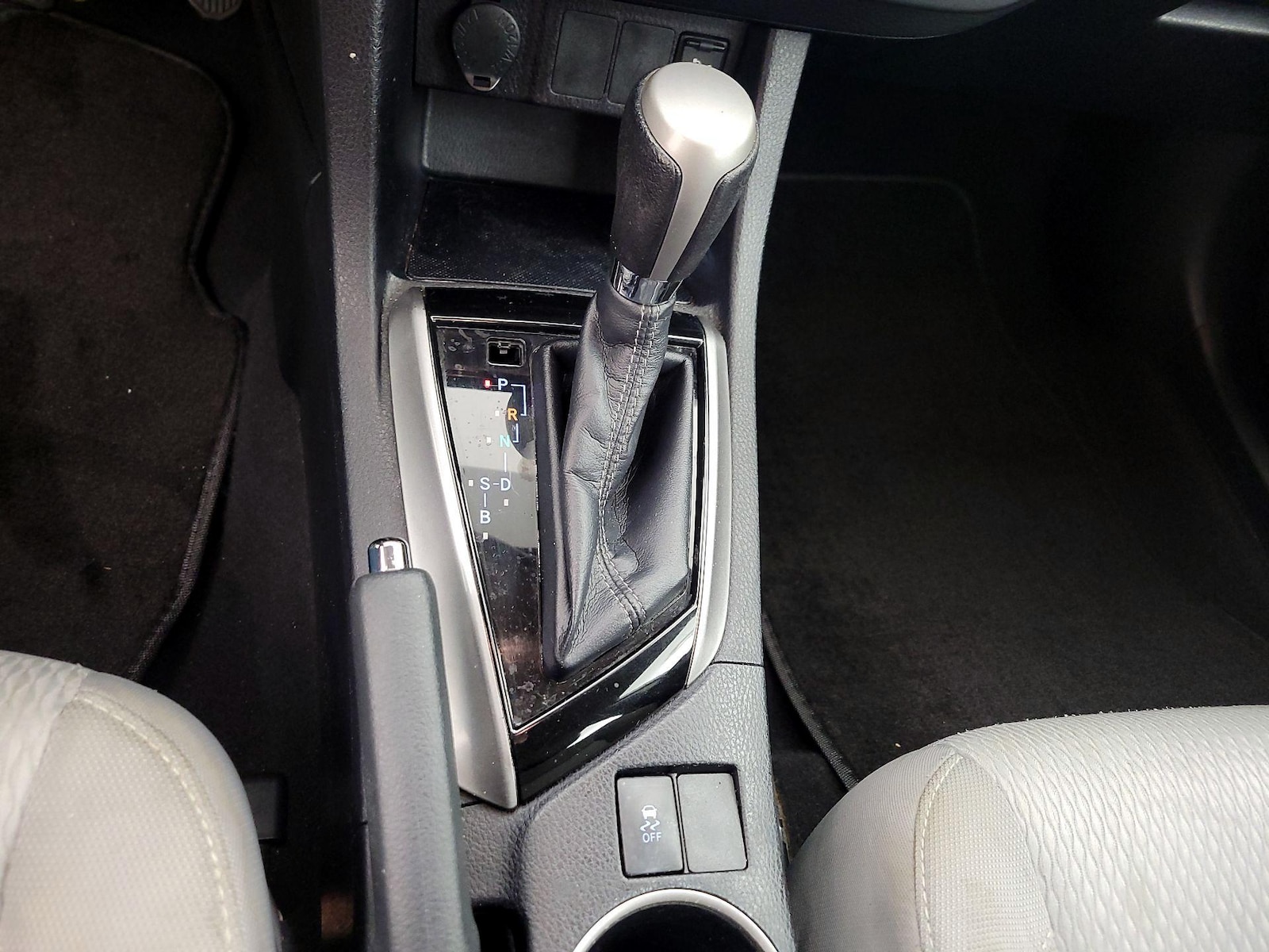2016 Toyota Corolla LE - Photo 18