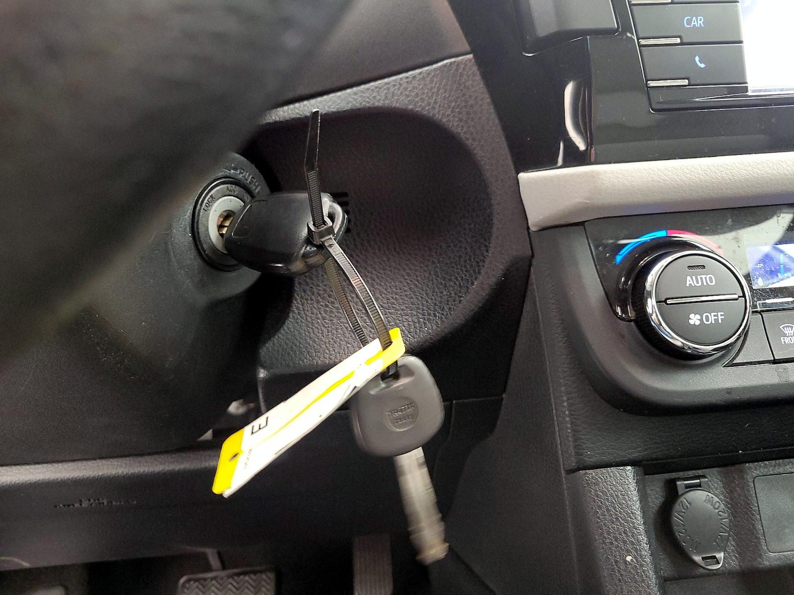 2016 Toyota Corolla LE - Photo 24