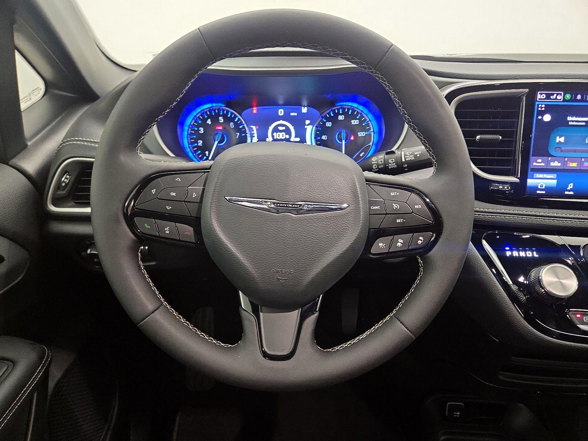 Thumbnail: 2024 Chrysler Pacifica - 10