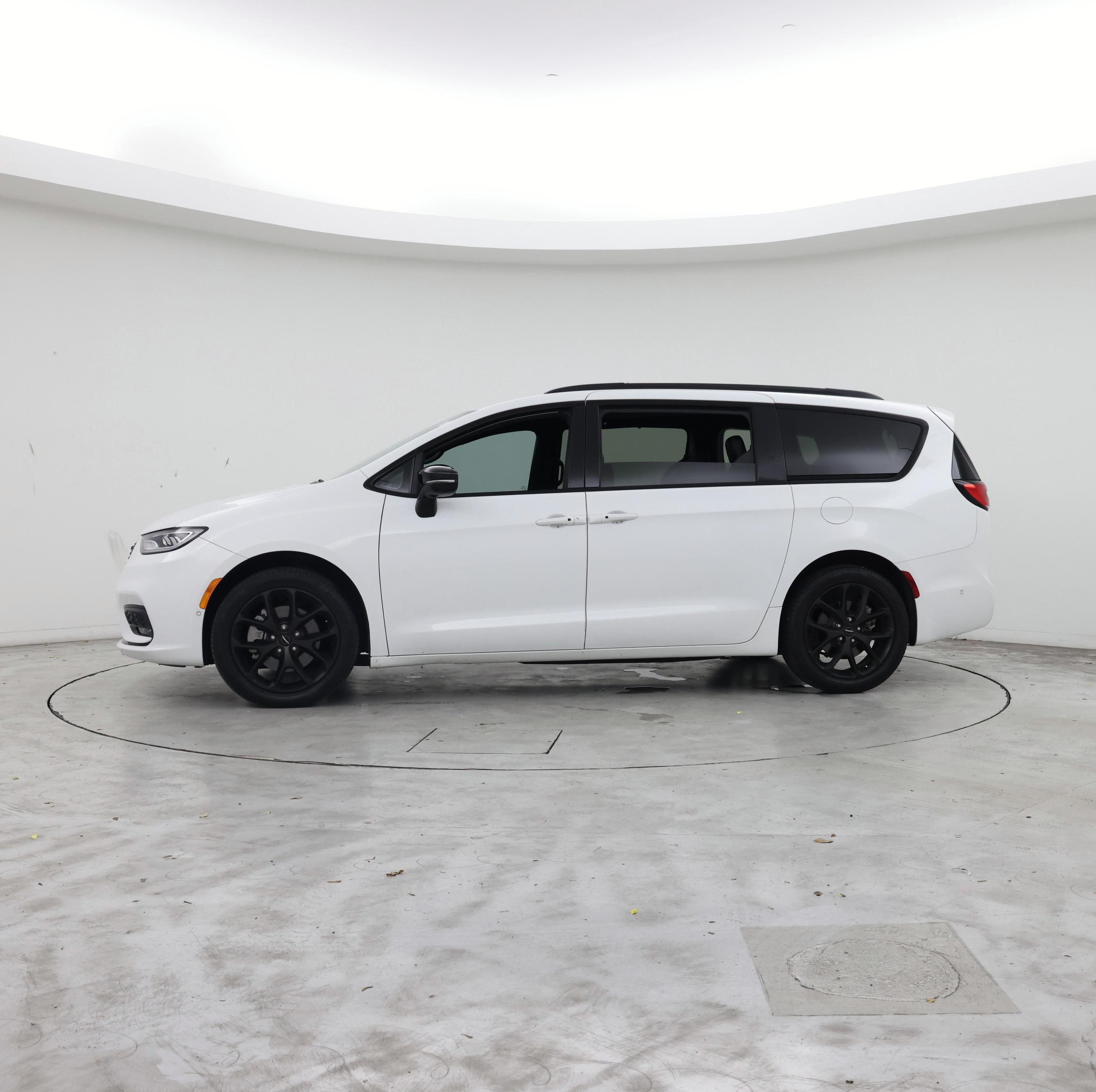 Thumbnail: 2024 Chrysler Pacifica - 3