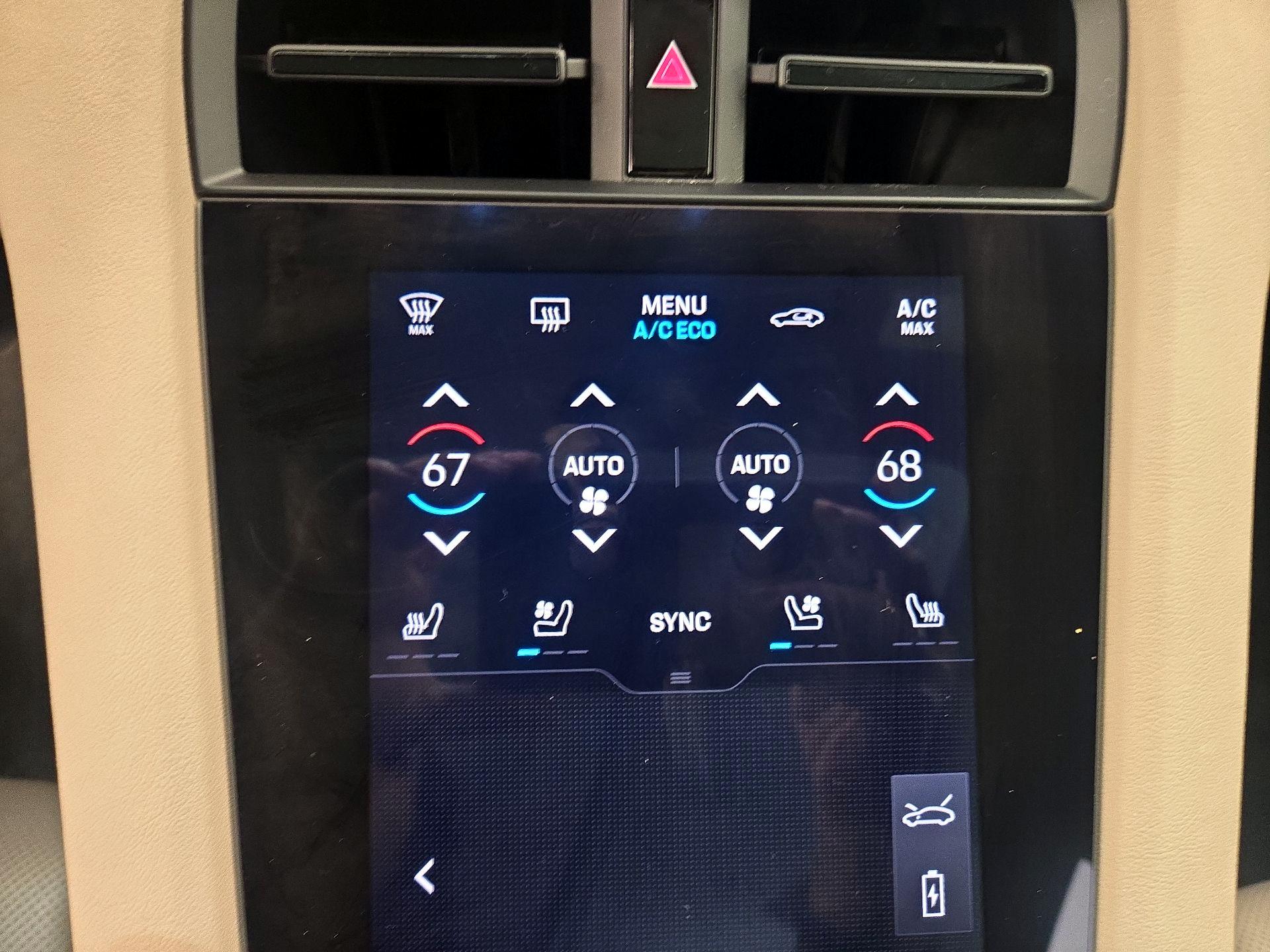 Thumbnail: 2022 Porsche Taycan - 16