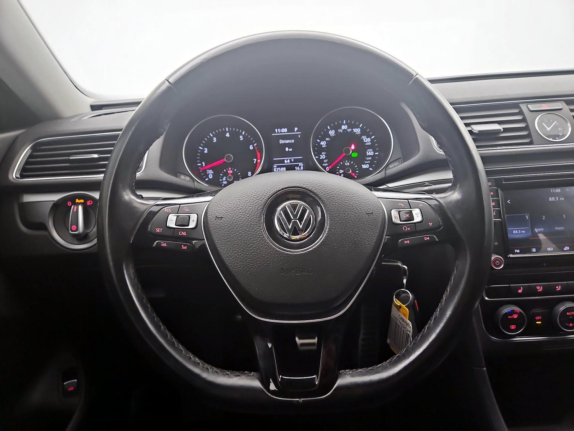 Thumbnail: 2017 Volkswagen Passat - 10